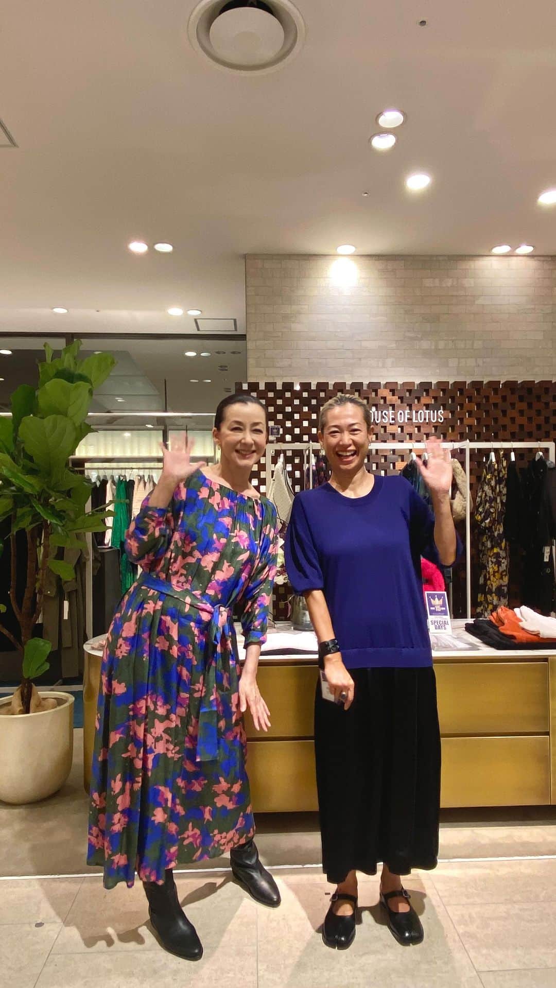 桐島かれんのインスタグラム：「【insta LIVE】9月6日(水)  New Shop阪急うめだ店を桐島かれんがナビゲート！  9月6日にオープンしたハウス オブ ロータス 阪急うめだ店の限定アイテムや秋冬コレクションの注目アイテムを、たっぷりとご紹介しております。  ぜひご覧ください。」