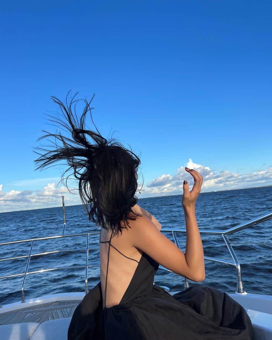 伊原葵さんのインスタグラム写真 - (伊原葵Instagram)「今年の夏は色んな思い出ができたな🎞️✨  この日は、クルージングでいい景色が沢山見れた🚢  とりあえず、夏の夕陽ってピンクとかパープルとか混ざってるから好き♡  いい写真いっぱい撮ってくれたから どれを載せるか迷うけど🥺  1番最後が現実で、船の上でのカッコつけ写真はなかなか難しかった。笑  髪の毛14センチ切ったんだけど、 とっても気に入ってる✨💇‍♀️  カラーもいい感じ🫒  またそれはちゃんとわかりやすいの更新するね🫶🏻  夏終わって欲しくないけど、もう秋服着たいなー🍂笑  とりあえず、色んな記録が追いついてないからどんどんしていかないと😂✍️  #aoiphotodiary」9月6日 20時59分 - aoi186