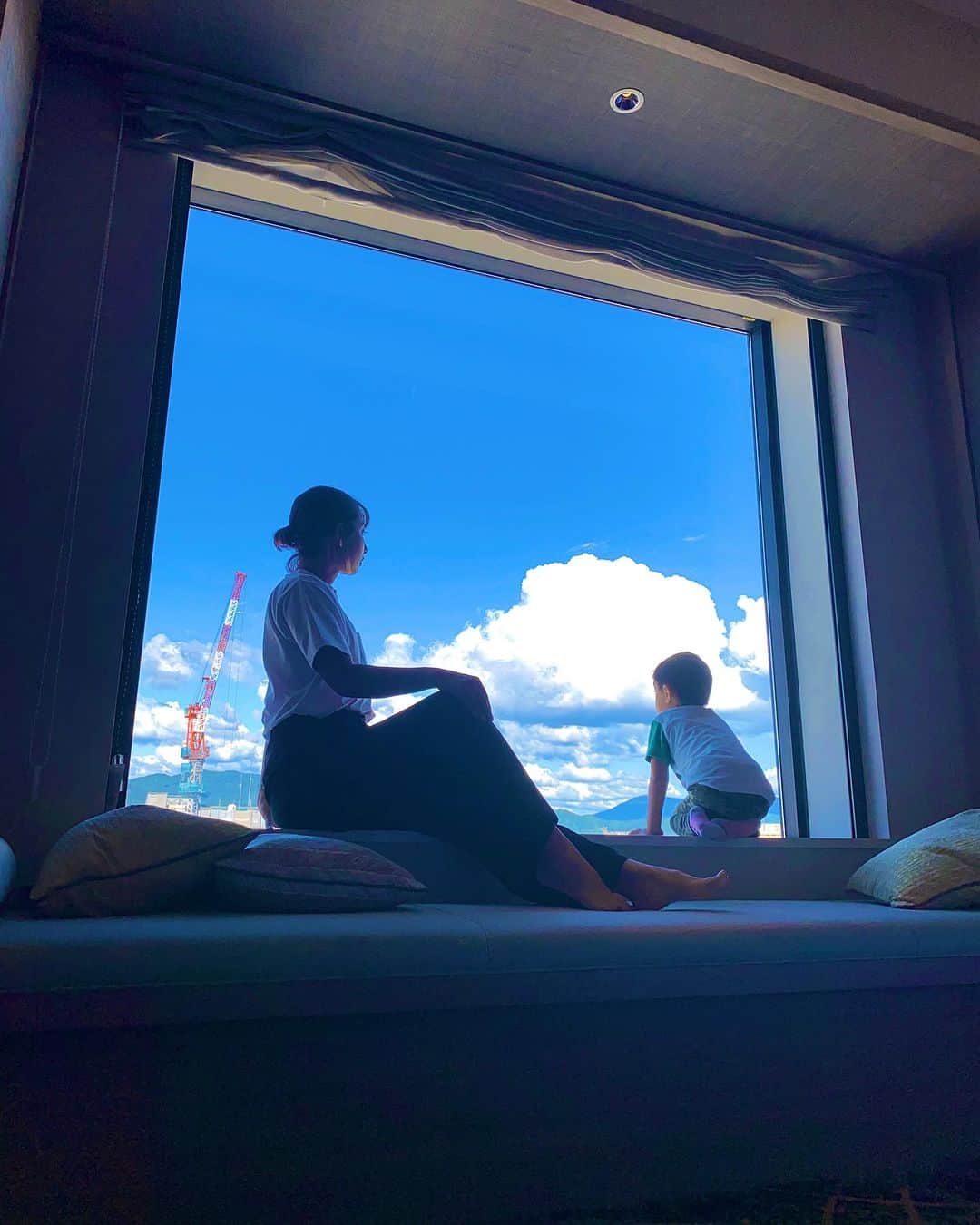 エマ中岡優姫のインスタグラム：「ヒルトン広島に 泊まったんだけど サニ坊プールで大はしゃぎ🥳 夕方と朝の2回入ってました😝 普段山の中で過ごしてるので 街の景色を上からみるの びっくりしながらみてました😚 #ヒルトン広島  #サニ坊とエママの旅」
