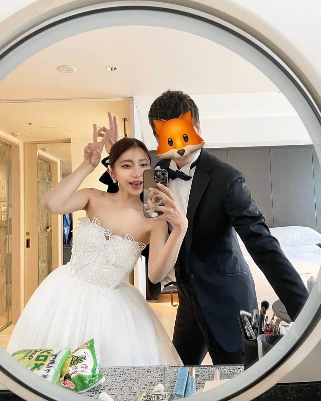 長野真琴のインスタグラム：「今日は結婚記念日🪽 ⁡ いつもありがとう👨🏻 これからもよろしくっ🤝🏻 ⁡ ⁡ ⁡  #キンプトン花嫁 #キンプトン新宿東京 #結婚式 #結婚式ヘアアレンジ #花嫁 #花嫁ヘア #卒花嫁 #卒花嫁レポ #卒花レポ #卒花しました #ウェディングドレス #ウェディングヘア #花嫁ヘアメイク #花嫁メイク #結婚式ヘアメイク」