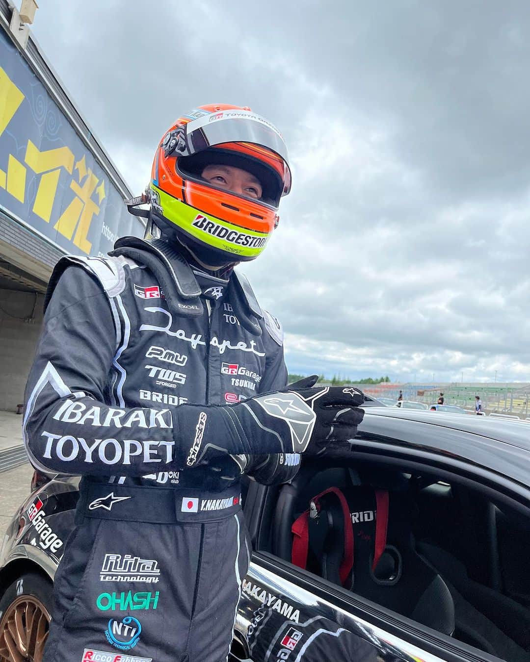 中山雄一のインスタグラム：「今日から岡山入り🍑 ⁡ ⁡ 今週末は86レース岡山大会！ オートポリス4位、十勝3位と調子が良いですが、今シーズンは最後までAグループにいられるのか？ ⁡ ⁡ 摩訶不思議な86レースの始まりです🔔  #茨城トヨペット #gr86 #ブリヂストン #alpinestars #アルパインスターズ」
