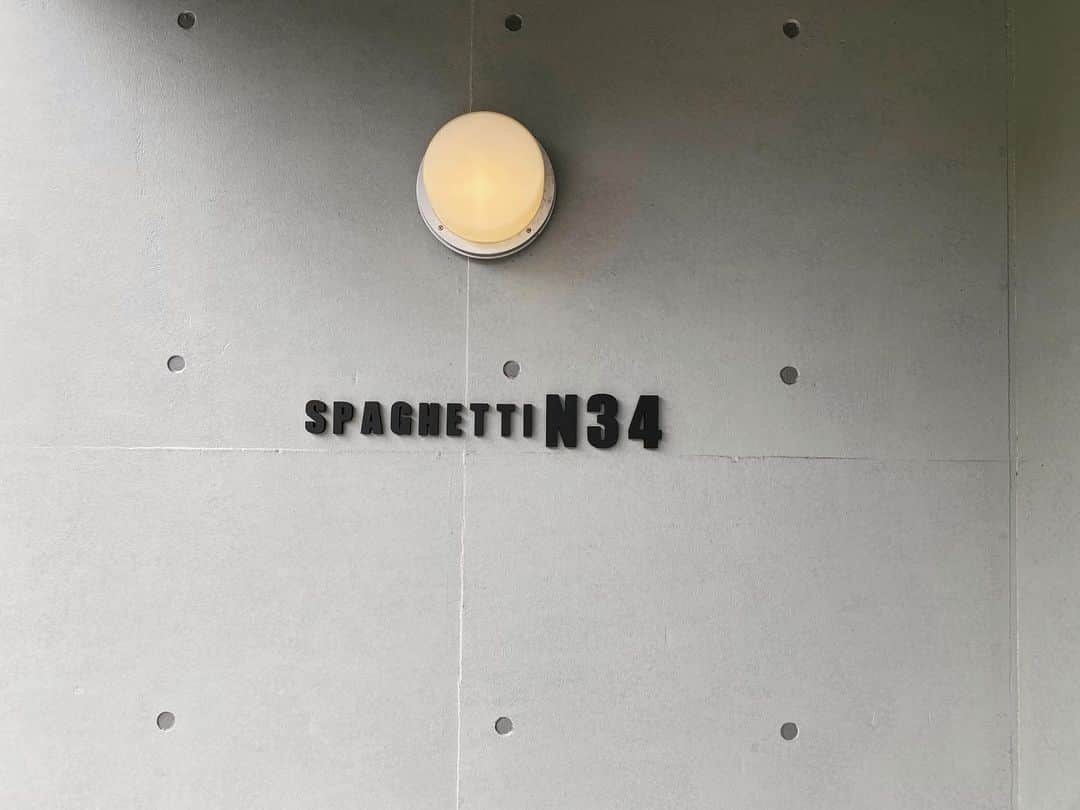 maiのインスタグラム：「ずっと 行きたかった N34。 絶景が見えるパスタ屋さん。 仕事終わりのよしこと 合流して サクッとランチ。 あいにくのお天気で くもり空だったけど 絶景は やっぱり絶景だった。 私は 茄子とほうれん草の田舎風パスタを。 サラダにかかってたニンジンドレッシングが お手製らしくて 美味しかった。 デザートも どれも美味しくて。（よだれ） 会話の内容は ほぼ身体の話。 元気でおろうね、て。笑  誘ってくれて ありがと。 今度こそ ゆっくりね。」