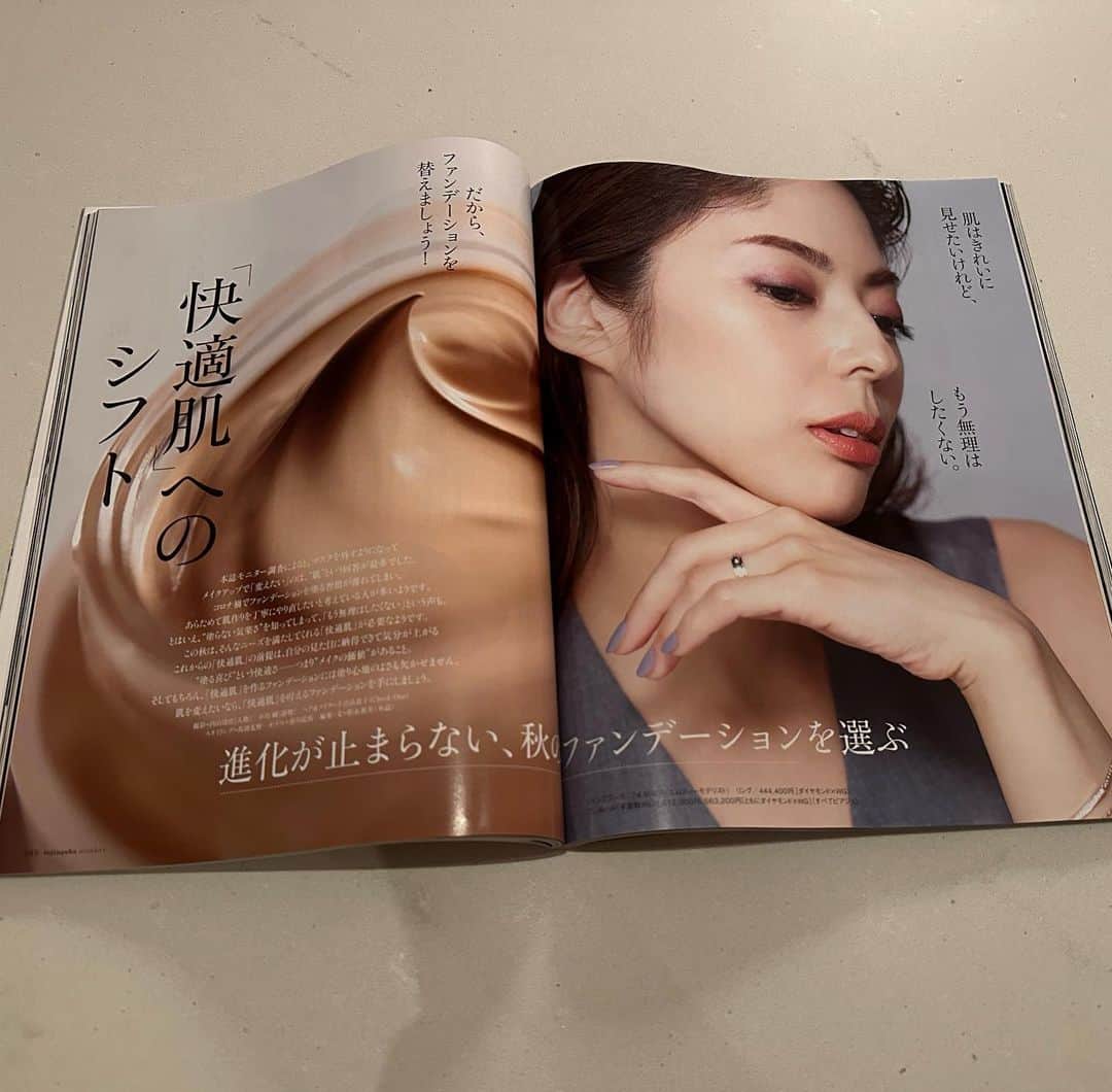 香川絵馬のインスタグラム：「. 婦人画報10月号 @fujingahojp   秋のファンデーション✨  それぞれのカットごとに ファンデーションを塗り直しているので  この日の撮影で  秋に買い足すファンデーションを、私自身も見つけました😊  それぞれに 素晴らしい商品が チョイスされていたので  秋のファンデーションに迷ってる方は是非😌 （本当にどれも良いものばかりだったので！）  メイクはちぎりんこと、 千吉良恵子さん♪ @chigirakeiko  スタイリストは馬渕さん @tomonomabuchi   メイクもお衣装も カメラマンの用意してくれた背景のお色味… 何もかもが 美しい撮影現場でした😊  現場からは、以上ですっ🫡」