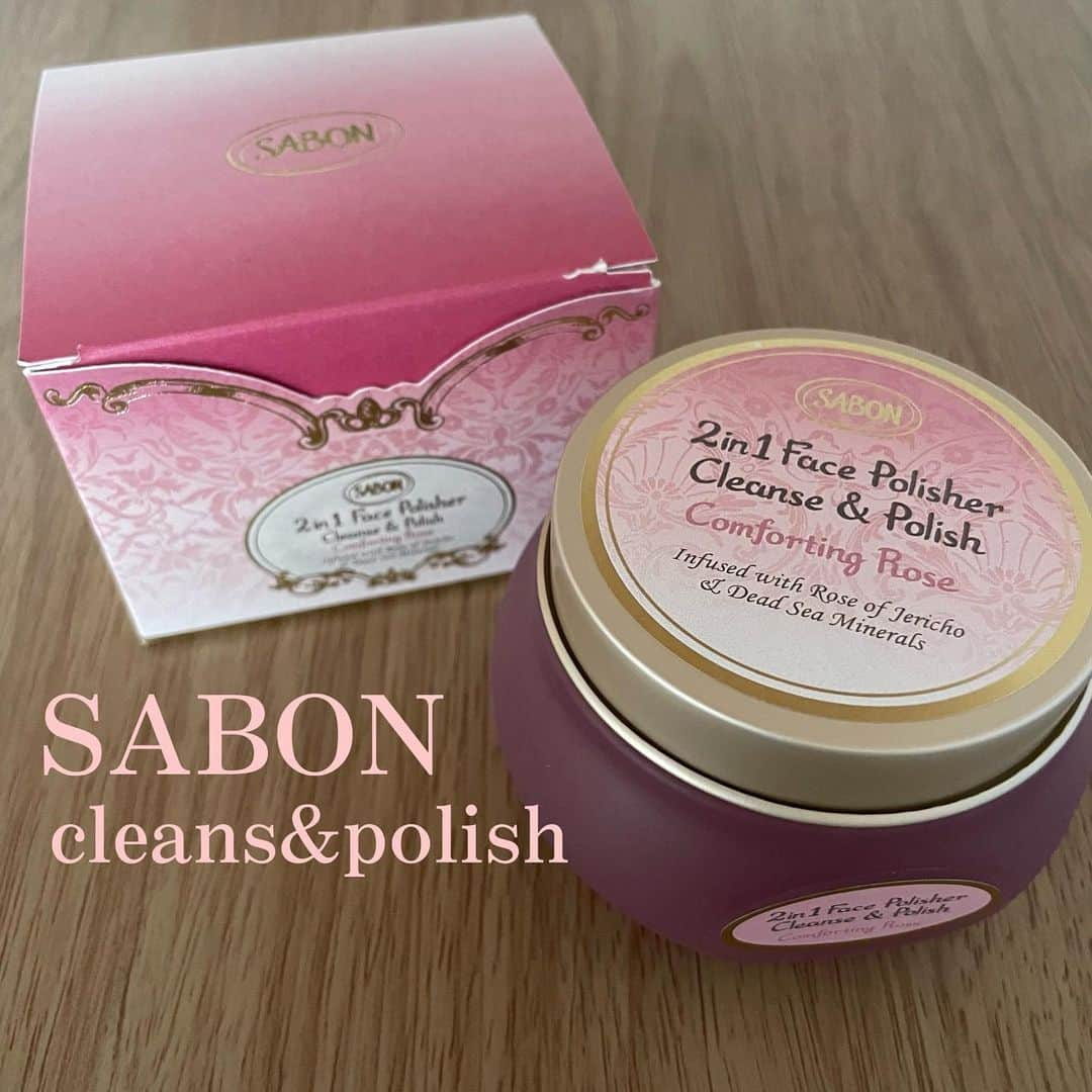 HONOKAのインスタグラム：「SABON フェイスポリッシャー コンフォーティングローズ @sabon_japan   見た目はもうイチゴジャム🍓 食べたくなるような可愛い見た目♡  しっかりめのテクスチャーで 吸い付くように肌に密着してくれて 洗顔と角質ケアが同時に叶うよ✨️ ※優しく洗うのがおすすめ  肌質問わず使えそう💡💕  オーガニックダマスクローズの香りが 上品でバスタイムに癒されそう！  #sabonローズフェイスケア #sabon幸福肌 #SABON #サボン」