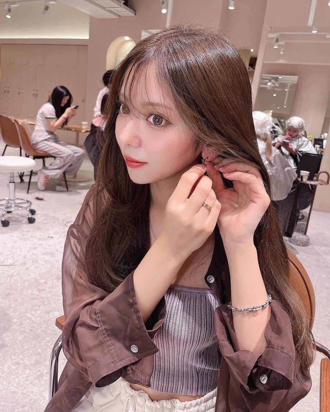 のインスタグラム：「・ ・ 数ヶ月ぶりの前髪復活🖤🫧 2wayになる様にシースルーバンクにしてもらった🫧 自分の中でお気に入り〜🫶🏻 #シースルーバング #シースルー前髪」
