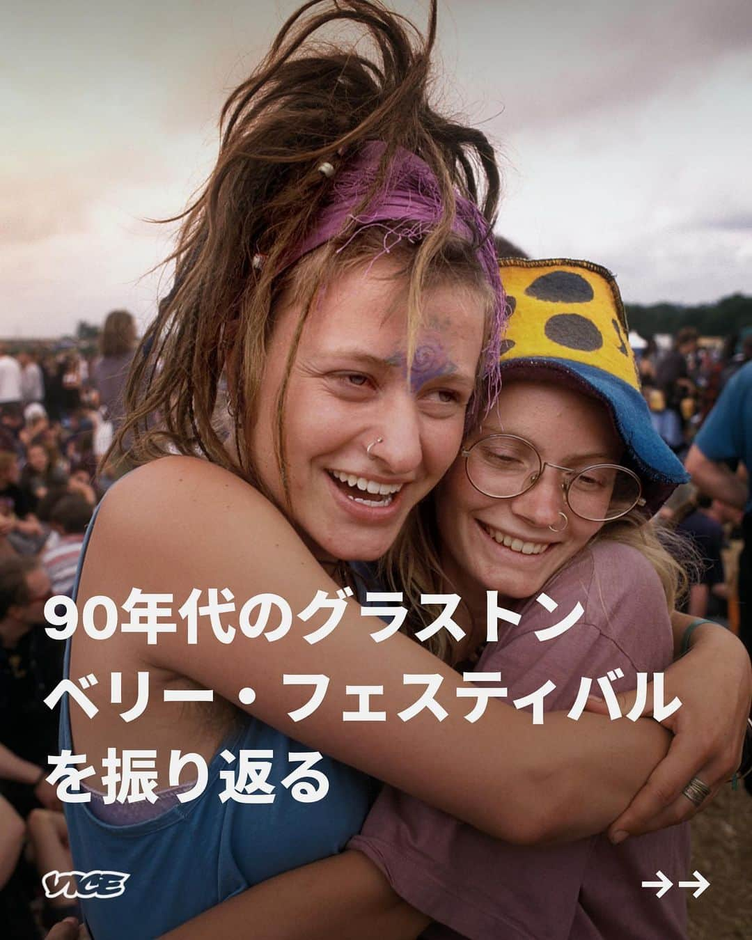 VICE Japanのインスタグラム：「多様なサブカルチャーやアンダーグラウンドシーンを記録し続けている写真家、デレク・リジャーズは、『ニュー・ミュージカル・エクスプレス（NME）』との契約で1990年代からグラストンベリーを撮影してきた。   79のステージと20万人の参加者を誇る一大イベントにはほど遠い、在りし日のグラストンベリーを収めた写真は、マイケル・イーヴィスが始めた世界的フェスの、より純朴なカウンターカルチャーとしての起源を思い出させてくれる。  「グラストンベリーでの撮影は、一瞬一瞬を楽しんだよ」とデレクは当時を振り返る。「2000年が最後だった。ボウイが出た年だ。依頼さえあれば、またぜひ行きたいね」  広大なアーカイブからデレクが自ら選んだお気に入りのショットとともに、高級化が進む前のフェスの様子を振り返る。  記事詳細は @vicejapan プロフィールのリンクから  #vicejapan #vice #ヴァイスジャパン」