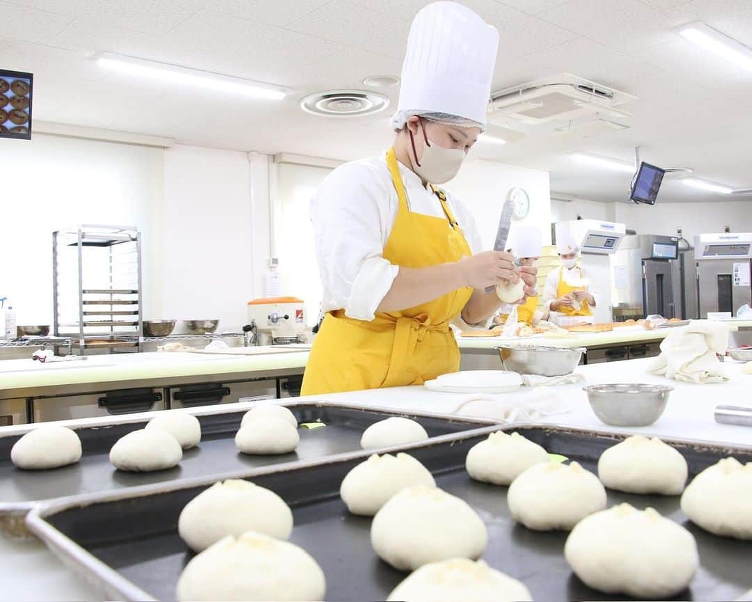 神戸製菓専門学校（公式）さんのインスタグラム写真 - (神戸製菓専門学校（公式）Instagram)「🥖1年間、最短でプロのパン職人をめざせる #製パン本科 🍞  ●パンを食べるのが大好き ●美味しいパンを自分でも作れるようになりたい ●パン屋さんで働くことに憧れる  製パン本科(昼1年制)はそんな方にオススメの学科🍞  1年間のカリキュラムの約84％が実習・演習❗️ しかも、ほとんどが製パン実習🥐😍 関西唯一とことんパンを学べる学校です✨  初心者大歓迎‼️ 160種類以上のパンを計量から仕上げまで じっくり学んでプロを目指しましょう🎵  今年も幅広い年齢の方がパンを学んでいます🥐  入学を検討されている方は、まずは オープンキャンパスや説明会へお越しください✨🫶  #神戸製菓　#神戸製菓専門学校  #製パン本科　#パン職人　#パン屋　#パン作り　#パン　#パン活  #製パン専門学校　#製パン　#神戸　#三ノ宮　#pattistagram2023」9月6日 20時58分 - kobeseika_info