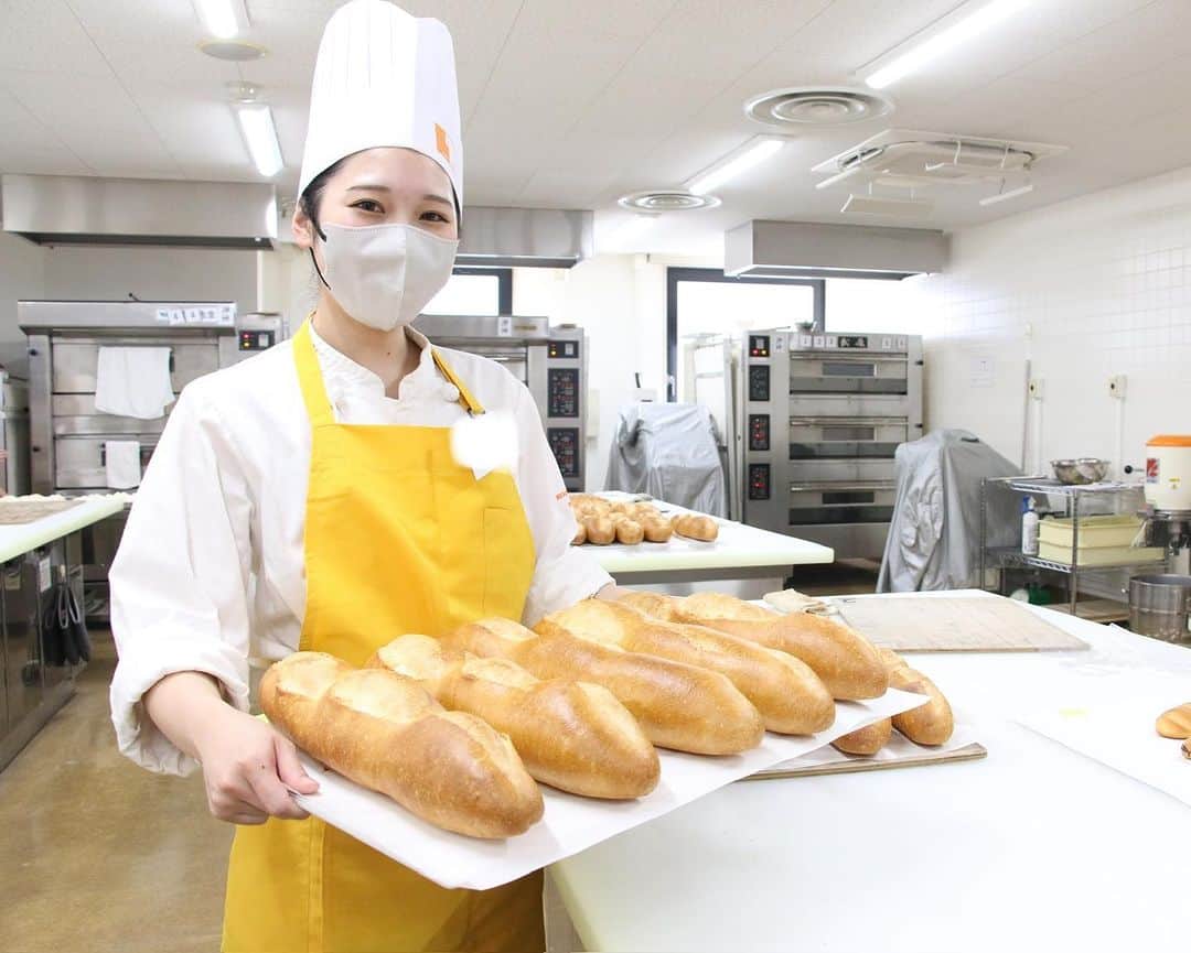 神戸製菓専門学校（公式）のインスタグラム：「🥖1年間、最短でプロのパン職人をめざせる #製パン本科 🍞  ●パンを食べるのが大好き ●美味しいパンを自分でも作れるようになりたい ●パン屋さんで働くことに憧れる  製パン本科(昼1年制)はそんな方にオススメの学科🍞  1年間のカリキュラムの約84％が実習・演習❗️ しかも、ほとんどが製パン実習🥐😍 関西唯一とことんパンを学べる学校です✨  初心者大歓迎‼️ 160種類以上のパンを計量から仕上げまで じっくり学んでプロを目指しましょう🎵  今年も幅広い年齢の方がパンを学んでいます🥐  入学を検討されている方は、まずは オープンキャンパスや説明会へお越しください✨🫶  #神戸製菓　#神戸製菓専門学校  #製パン本科　#パン職人　#パン屋　#パン作り　#パン　#パン活  #製パン専門学校　#製パン　#神戸　#三ノ宮　#pattistagram2023」