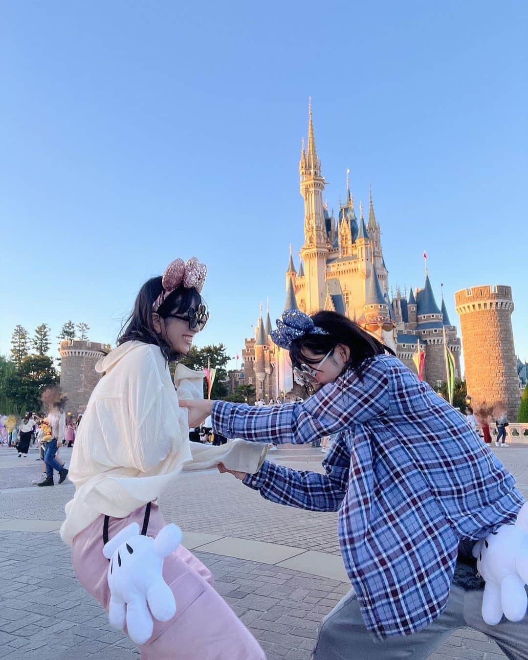 井上玲音のインスタグラム：「・ ・ ランドいてきた🔆  #Disney #江端妃咲 #井上玲音」