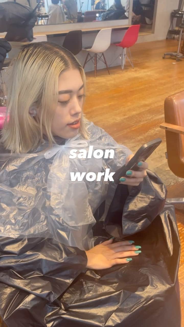 veticaのインスタグラム：「サロンワーク動画 bleach color 💛  @vetica_fu   【ケアブリーチ+カラー】 抜けていく色落ちも綺麗になるように ブリーチを繊細に施術することで ベースが綺麗になります♡  今回は通ってくれているお客様の為、 ベースもムラなく作っているため オンカラーはなし、 ブリーチしたあとムラサキシャンプーのみで 綺麗なブロンドヘアになりました◯  ご予約はDMかホットペッパー、 またはお電話でお待ちしております🫧  #vetica#ブリーチカラー #ボブ#切りっぱなしボブ #ぱつっとボブ#ショートヘア #韓国ヘア#ダメージレスブリーチ #ブリーチ施術動画 #ケアブリーチ動画 #ハイトーン動画#ケアブリーチ」