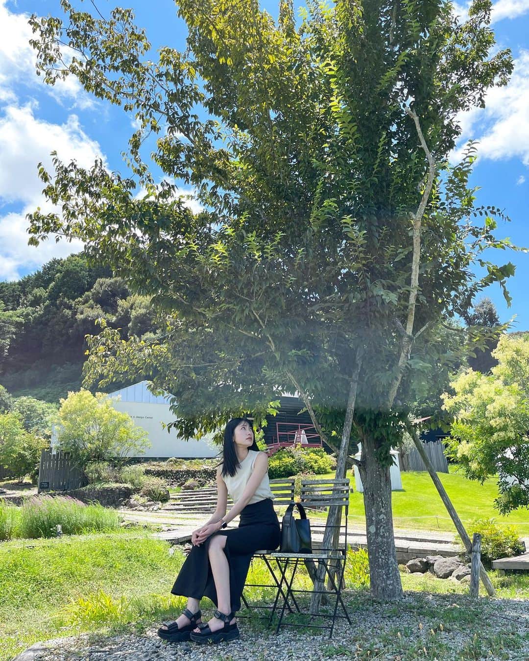 のインスタグラム：「. 夏が終わる前に... 思い出の写真載せとく〜🌳🪿 . . 舞台「恋獄プリズン」 集中稽古に入っております👮 チケット完売の回も出てきてるので 悩んでる方はお早めにお願いします🔖 キャストのみなさんもスタッフさんも みんなお人柄が良すぎて居心地良いです💭 . . . . #夏休み #dlofres #dlofrescafe #舞台 #獄プリ #COCOちゃん腕枕 #🐕♡ #愛知ドライブ #静岡 #静岡カフェ」