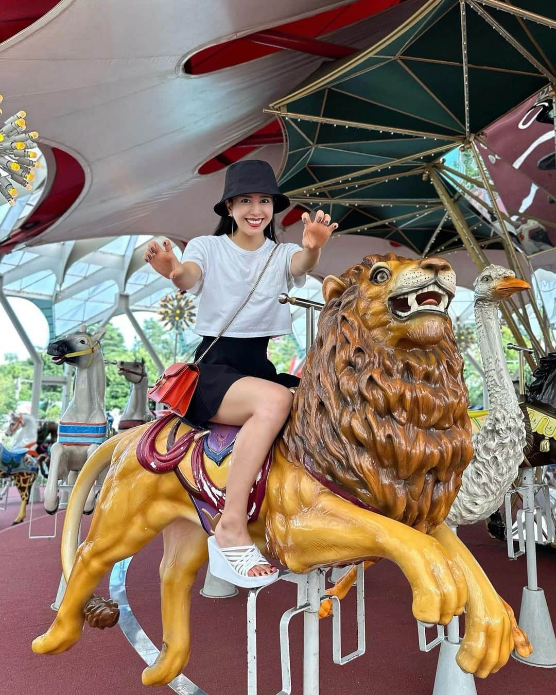 黒田麻理耶のインスタグラム：「🦁🎠 . 夏の思い出🥰 メリーゴーランドなんて何十年ぶり？😇 唯一ライオンがいたので真っ先に飛び乗りました🦁 . 空中ブランコは思った以上に速くてビックリ🫢‼️ こんなスピードだったっけ？😀 さとちゃん(@tomi_samy)は三半規管が弱いため、 乗らずにカメラマン担当📸 バイキングは一緒に乗れました☺️⛵️ . 園内は昭和の街並みや商店が再現されていて、 その空間にいるだけで楽しい😆❣️ ウルトラマン・ザ・ライドのアトラクションが新しくて 楽しかった〜👽✨ . #西武園ゆうえんち #メリーゴーランド  #空中ブランコ #夏の思い出2023」