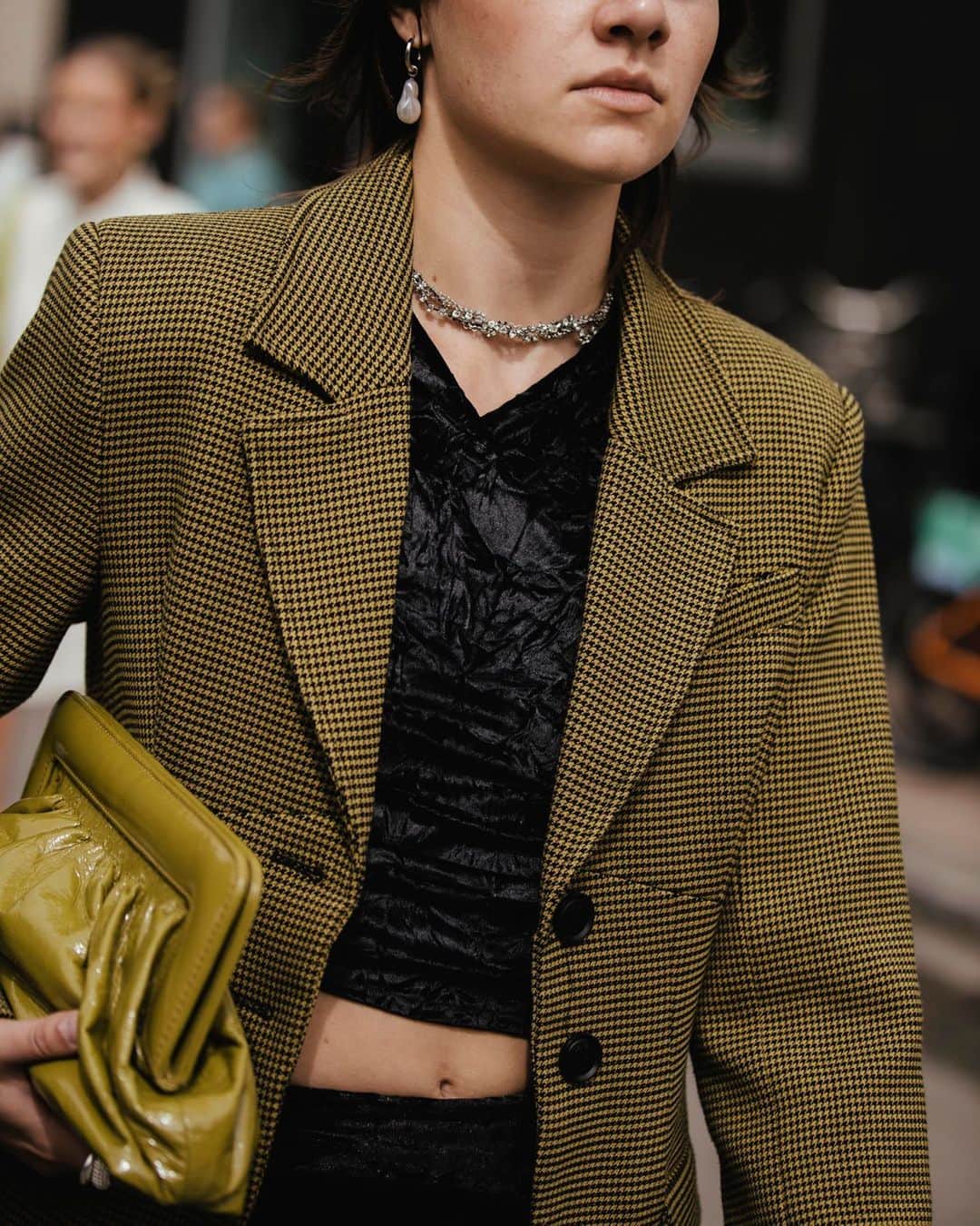 のインスタグラム：「@sandy__kirik wearing the Fraya blazer at CPHFW. Online now. Clutch dropping next week #GESTUZ」