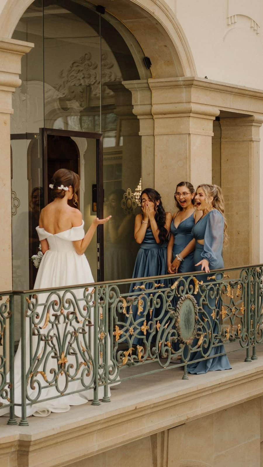 バーボラ・コディトヴァのインスタグラム：「The first look with my girls was such a special moment 🥹💍 I chose my bridesmaids as “something blue” and of course they are wearing @ateliereme 💙 #AtelierEmé #EmeForBarbora #EmeBrides」