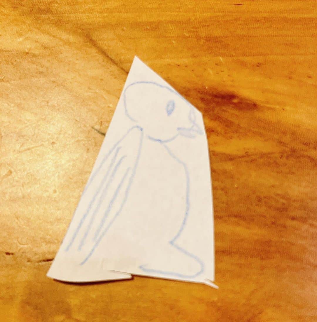 川田裕美さんのインスタグラム写真 - (川田裕美Instagram)「最近、子供用のハサミを持たせたらとても楽しいようで、チョキチョキ毎日やっています✌️ 始める前に、「ハサミをつかうときのやくそく」を一緒に読み上げています😊  器用に切ってくれたので、そこにペンギンの絵を描いて「これなんだと思う？」と聞くと、かなり考えてから「ひつじ！！」と言われました🤣🤣」9月6日 21時05分 - hiromikawata163