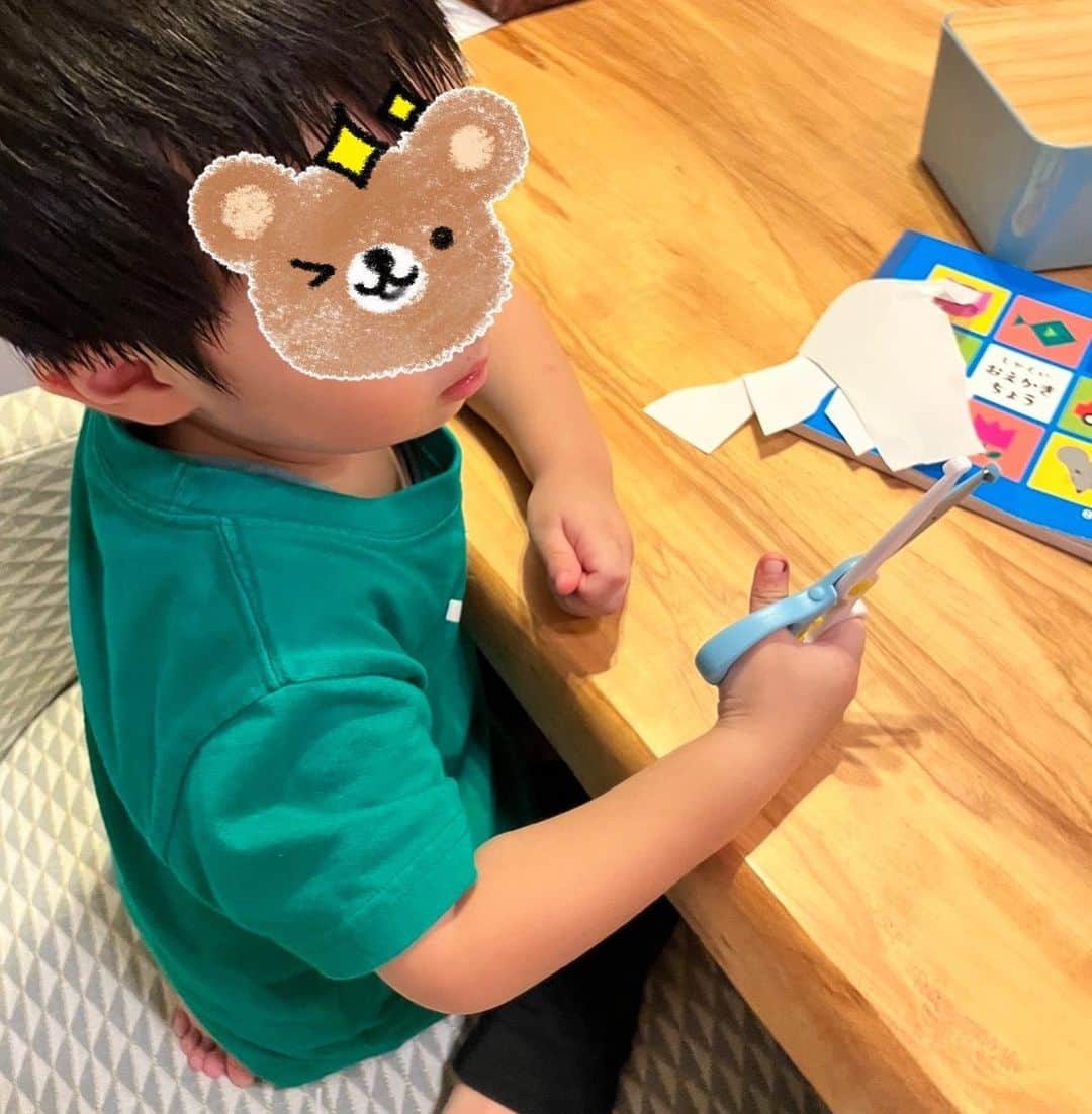 川田裕美のインスタグラム：「最近、子供用のハサミを持たせたらとても楽しいようで、チョキチョキ毎日やっています✌️ 始める前に、「ハサミをつかうときのやくそく」を一緒に読み上げています😊  器用に切ってくれたので、そこにペンギンの絵を描いて「これなんだと思う？」と聞くと、かなり考えてから「ひつじ！！」と言われました🤣🤣」