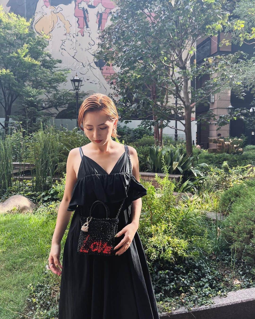 Julia Castroのインスタグラム：「大好きな2人と大好きなANTEPRIMAのアフタヌーンティーへ☕️  久々に3人で集まってゆっくりした時間、色んな話ができて幸せだったな〜 3人でLOVEのアートがモチーフとなった30周年記念モデルのバッグをお揃いにしました👝 私はエナメルブラック♡ LOVEのネオンが赤く光って昼間も可愛いんだけど、特に暗いところとか夜に光るのがすごく可愛いの❤️  そしてハナ、Happy Birthday!! 2人の成長をこれからもずーっと見てたいな🫶🏻 . @anteprima_japan #anteprima #アンテプリマ @thepeninsulatokyo  #ペニンシュラ東京  #thepeninsulatokyo  #penmoments」