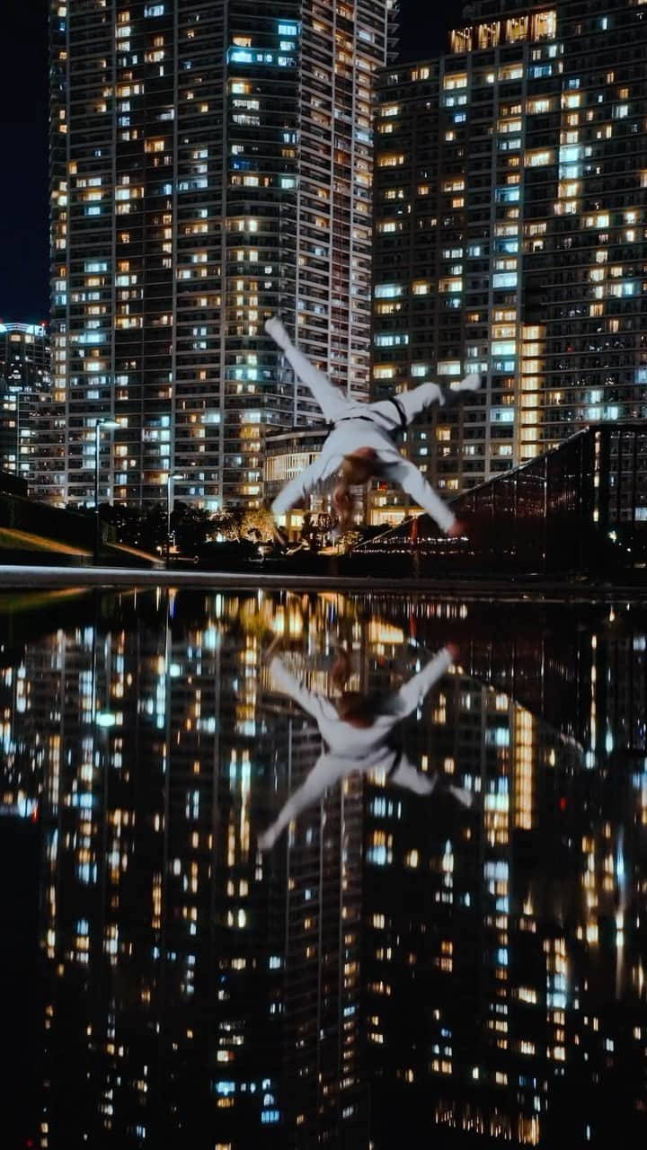 魚地菜緒のインスタグラム：「. Reflection🌃 . みんなが楽しく元気でいられますように🌛 . . 🎥 @takashi_jonishi  . . . #bboy #bgirl #breakdance #2000 #acrobatic  #kose #kose8rocks  #underarmour #powermoves #breaking #powermoves  #photography #reflection  #portrait #rainphotography  #アンダーアーマー  #ブレイクダンス」