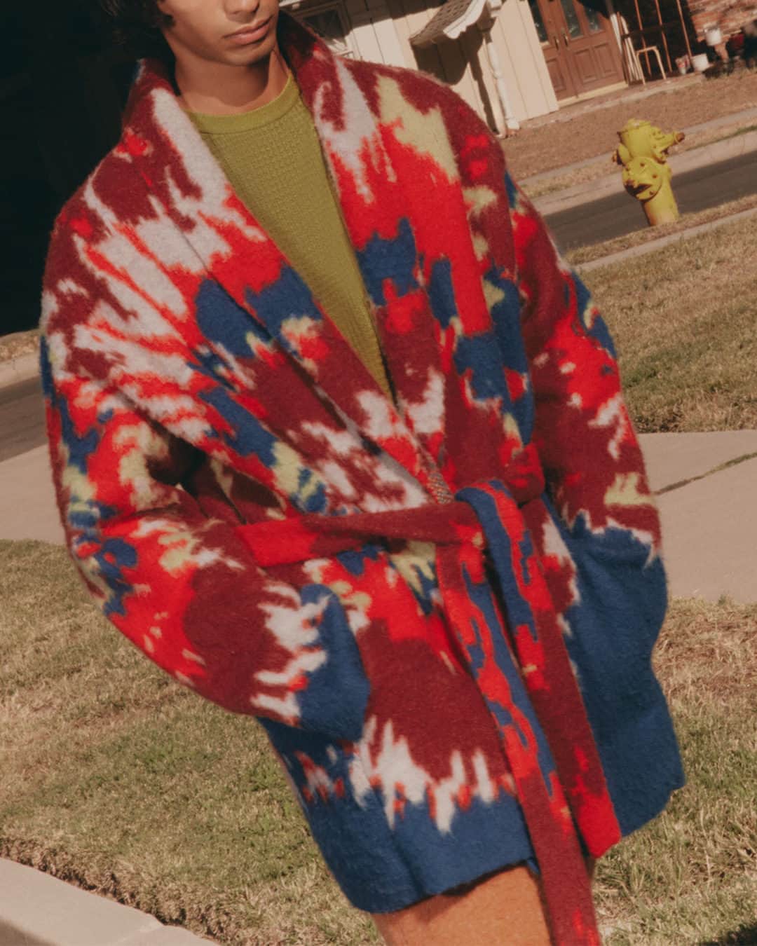 MR PORTERのインスタグラム：「Collaborations are 10-a-penny in the fashion industry, but it’s not often that they cause the MR PORTER Team to erupt in a chorus of synchronised “Ooooh”s. That’s exactly the sound that echoed through our offices, however, when we first heard the news that @zegnaofficial was planning a capsule collection with @theelderstatesman. It’s a collection that manages to capture the spirit of both brands, an easy-to-wear mix of heritage styles and rich colours blending Italian sartorialism with laid-back So-Cal cool. Head to the bio to discover the pieces that make up the unique collaboration.」