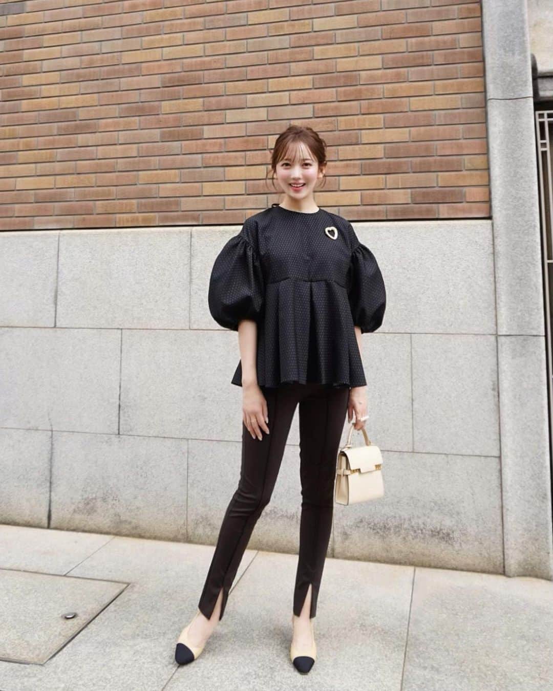 のインスタグラム：「Autumn 🍫🍂👜 バレリーナptの新色brownはこっくりチョコレートカラー🤎 一気に旬になるカラーでめちゃくちゃお気に入り🫶🏻 トップスとブローチはPOPUP先行発売のアイテムです♡ ⠀ tops、broach…#HYEON pants…#HYEON 9/7- bag…#delvaux shoes…#chanel ⠀ 歯見せ笑顔あんまり好きじゃないからレア過ぎて🤩」