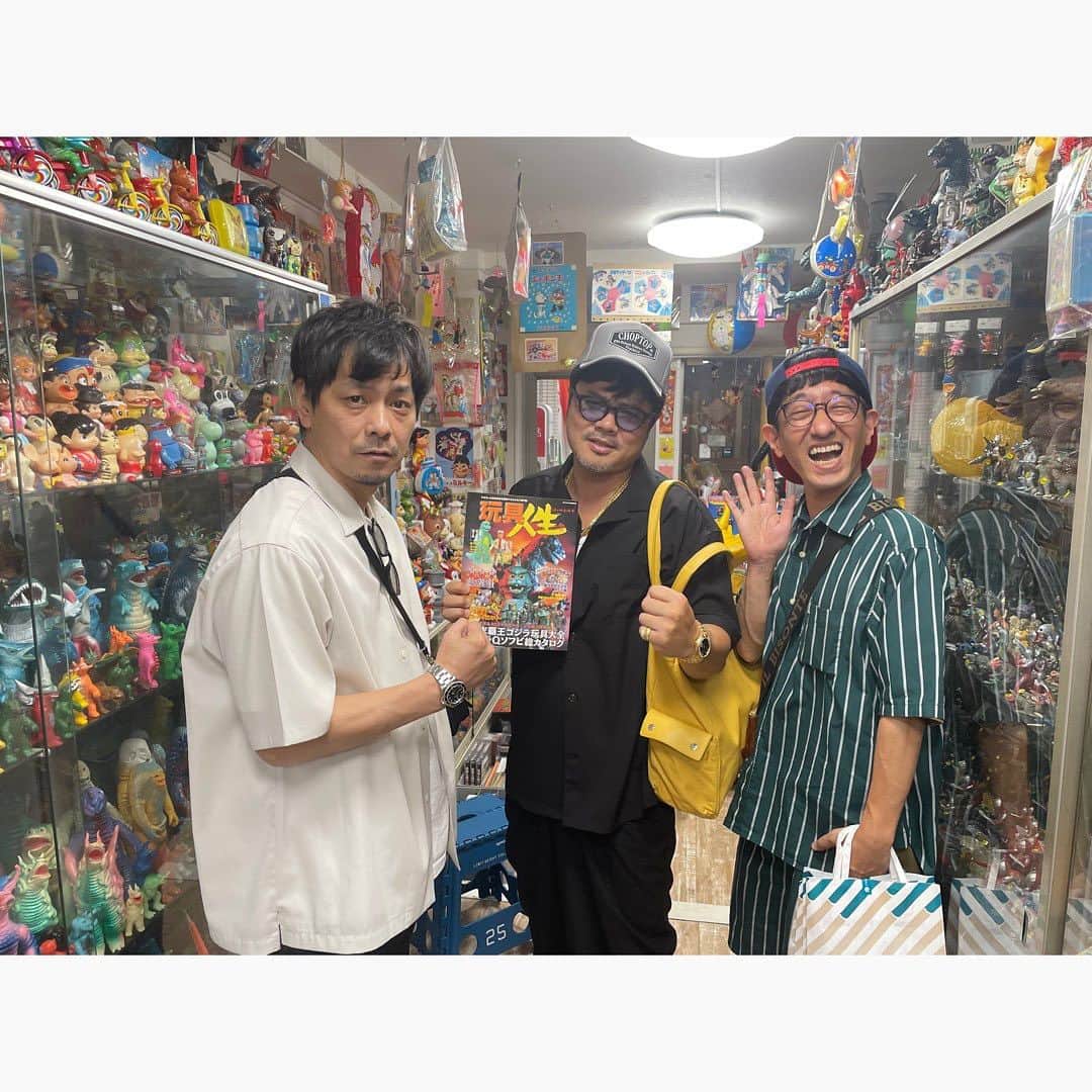 佐田正樹のインスタグラム：「井上さんと大阪まで弾丸ソフビツアー‼︎  久々にボンとも再会‼︎  めちゃくちゃ楽しい1日でしたとさ‼︎  思い出写真載せときます‼︎  iPhoneの箱100円  晩御飯のシュウマイと春巻き  ソフビがね 売れてばかりも 困ります  ソフビ俳句を最後にして東京戻ります‼︎  押忍‼︎」