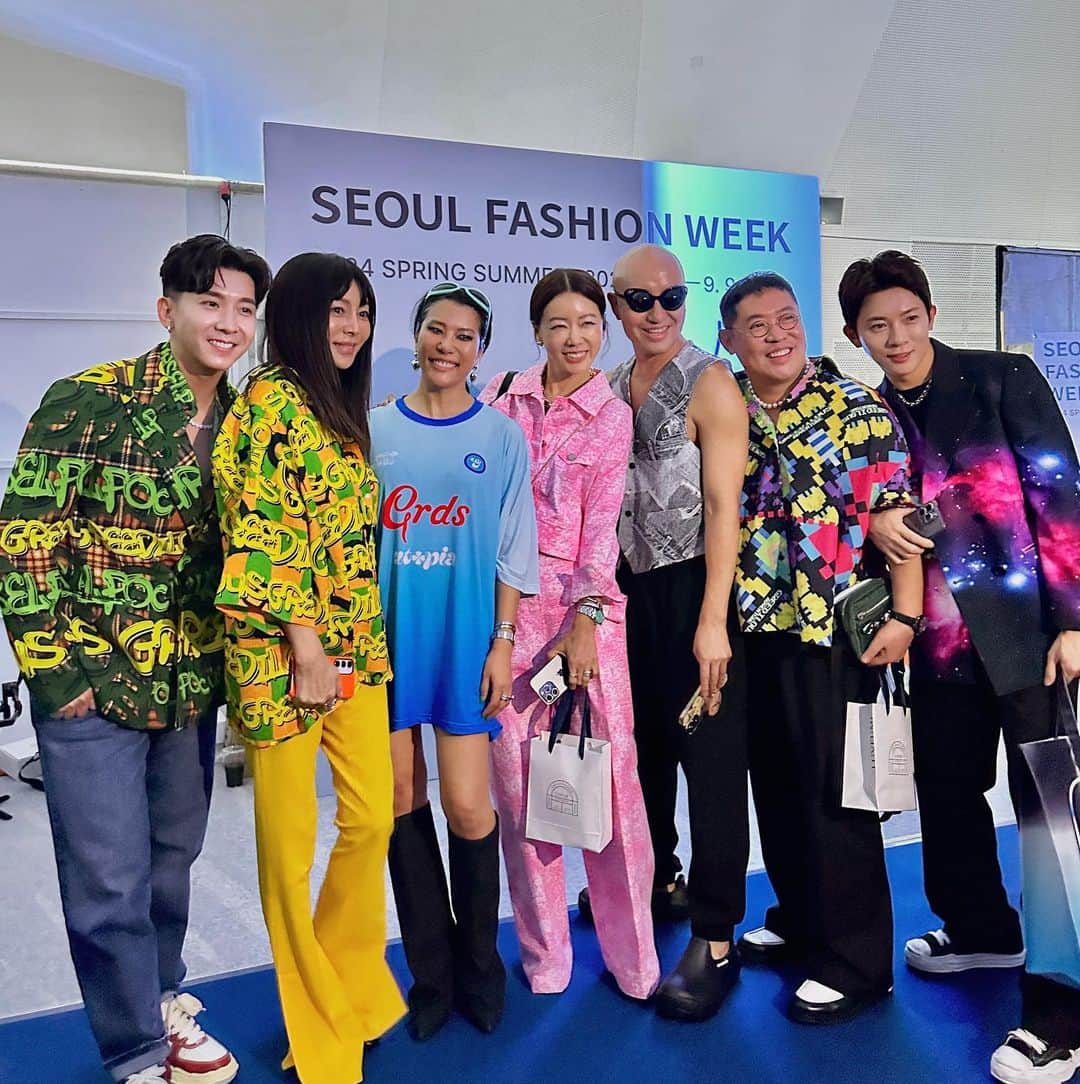 ブライアンのインスタグラム：「What an amazing show, that Designer Youn Hee Park, put on tonight~ get ready for S/S 2024 오늘 박윤희 디자이너 패션쇼 너무 즐겁게 잘 보고 갑니다~ 2024년 스프링 썸머 다들 기대하세요!! 🔥😘 GREEDILOUS 👍👍🙌 #seoulfashionweek #ss2024collection #greedilous #박윤희디자이너」