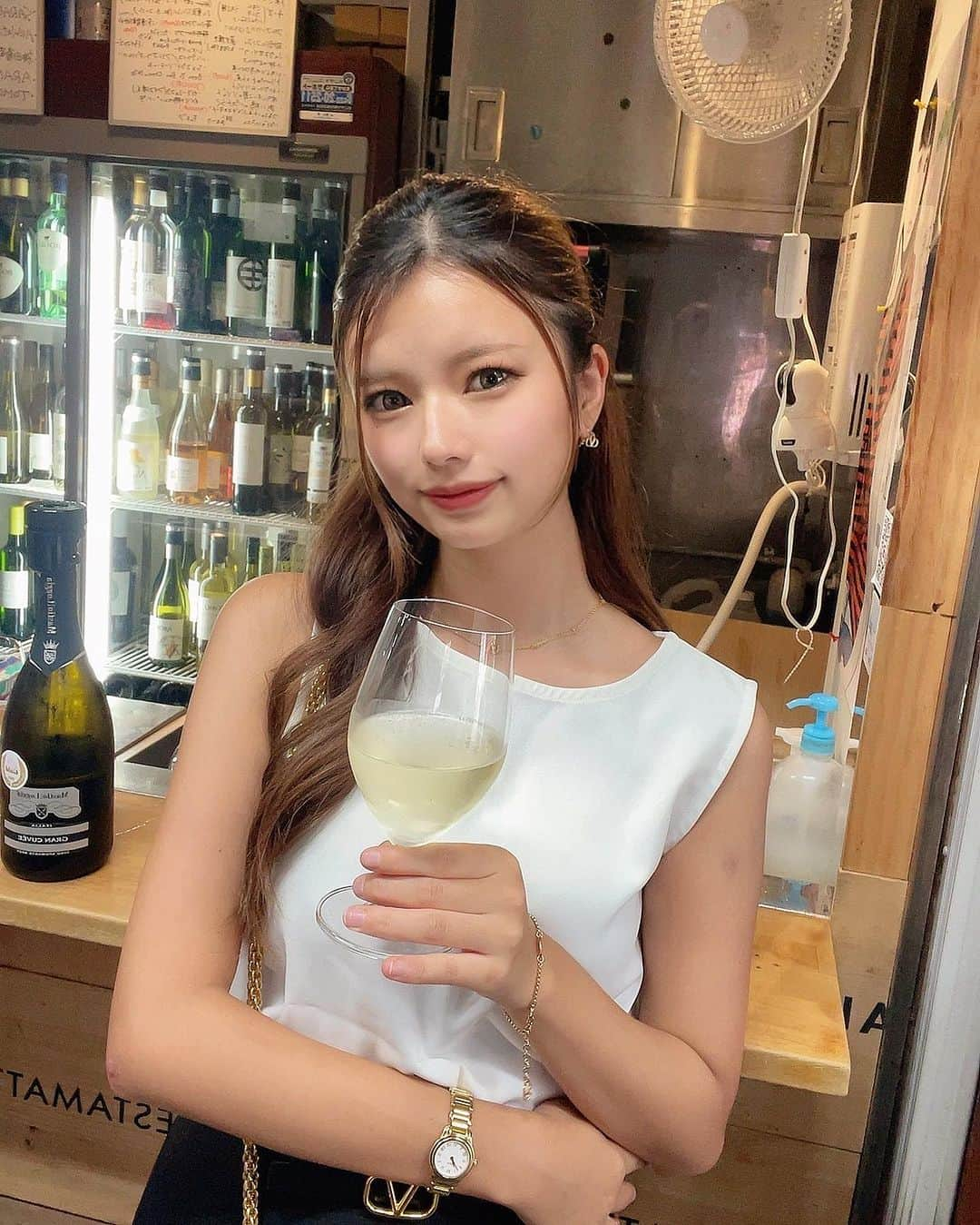 LUNAのインスタグラム：「ハモニカ横丁で立ち飲み🍷 @kichijoji.standingbacchus   ワインの立ち飲みって初めて行ったんだと新鮮でよかったなぁ~！ 何よりハモニカ横丁の中にあるから、アットホームな雰囲気なの🐻  1人飲みのひとがほとんどで、時間を忘れて楽しめた💭  ワイン初心者さんでも大丈夫！ 店員のお姉さんが丁寧におしえてくれる！私はお任せにした！  おつまみも¥500~あるからフラッと立ち寄ってみてねん✌️ 私がいたらお酒プレゼントして ねん！笑  #立ち呑みばっかす #ハモニカ横丁 #東京グルメ #東京立ち呑み #吉祥寺ワインバー #東京ワインバー #取材協力#ワインスタグラム #ワインバル #ワイン飲み比べ #吉祥寺#吉祥寺カフェ #吉祥寺グルメ #吉祥寺ランチ #吉祥寺居酒屋 #ノースリーブ#オフィスカジュアル#オフィスコーデ#飲み歩き#食べ歩き#お酒好き#グルメ女子#韓国ヘア#ハーフアップ#綺麗めコーデ」