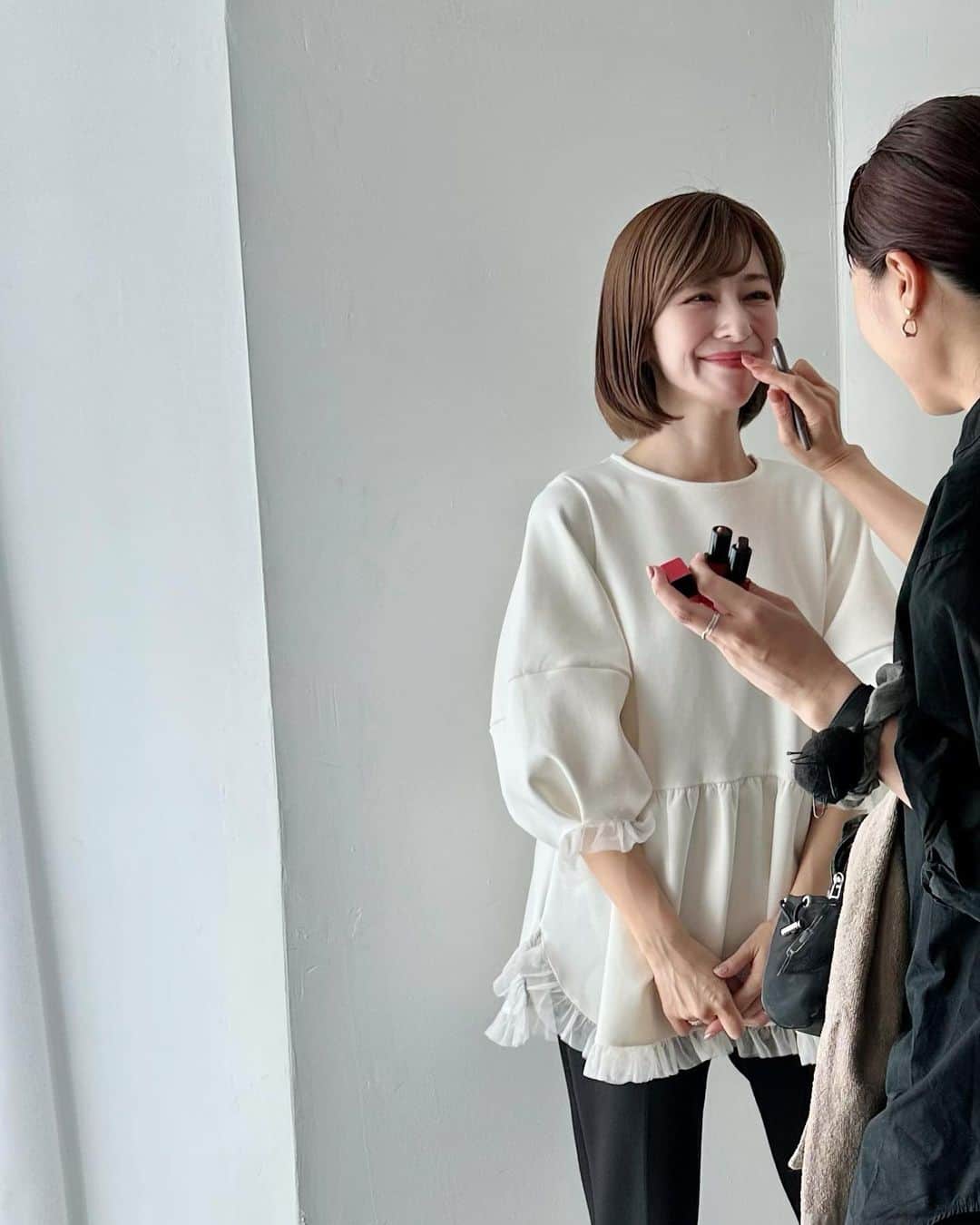 水野佐彩のインスタグラム：「・ 撮影は やはりとても楽しい。 オフショット...🦄🩵 秋コラボめちゃくちゃ可愛いです。 お楽しみに🤍🤍🤍」