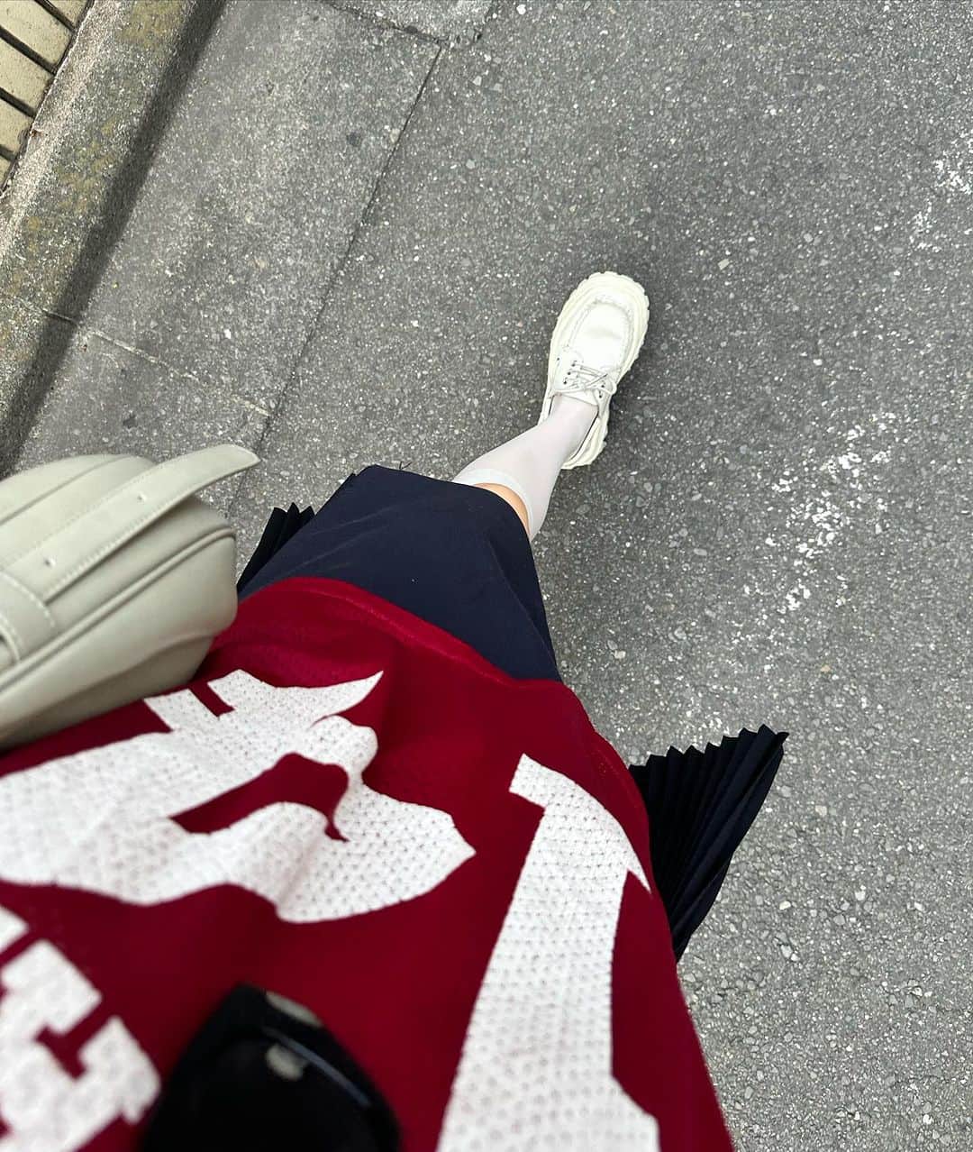 相羽瑠奈さんのインスタグラム写真 - (相羽瑠奈Instagram)「😛♥️🌚🤍 tops : #used skirt @sacaiofficial  shoes @eytys bag @folnua_official」9月6日 21時12分 - rone.runa