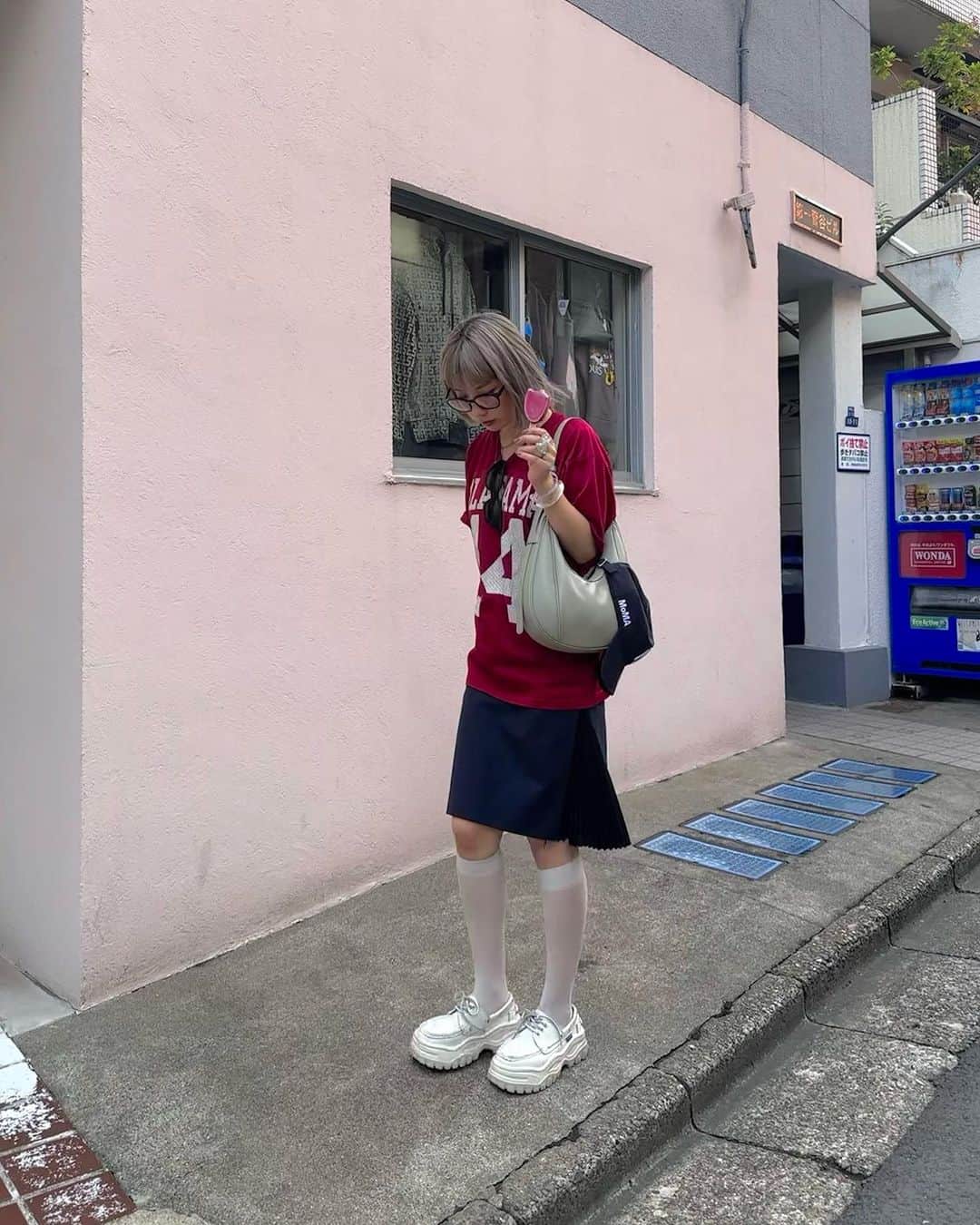 相羽瑠奈のインスタグラム：「😛♥️🌚🤍 tops : #used skirt @sacaiofficial  shoes @eytys bag @folnua_official」
