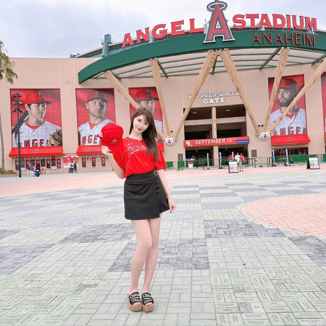 桃瀬えりなのインスタグラム：「観戦一日目♡オリオールズ戦第2戦⚾️ 𝑷𝒂𝒓𝒕1🫶 スタジアム見学ツアー🏟 練習風景や、エンゼルスの歴史のお話を聞いたり、スタジアム巡りしてきたよ✨  大谷くん欠場はショックすぎて…😭  心配して連絡してくれた皆さんありがとう🙏3枚目は目がうるうるしてる🥺  今日も、大谷選手本人は代走でも代打でもいいから出たい！って言ってたそうです😭 どうか早く良くなりますように💫 今日の試合は検査次第で出場の可能性もあるみたい🙋‍♀️無理はして欲しくないけど、やっぱり一目でも見て帰りたいな🥺  #anaheim #angelsstadium #baseball #shoheiohtani #follow #followme #アナハイム #エンゼルススタジアム #エンゼルス #オリオールズ #エンゼルス観戦 #大谷翔平 選手 #野球観戦 #スタジアム見学ツアー」