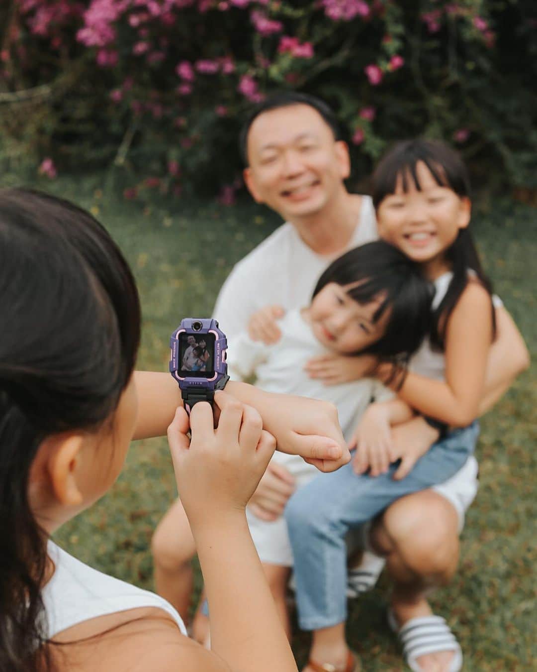MOMOツインズさんのインスタグラム写真 - (MOMOツインズInstagram)「[GIVEAWAY CLOSED] Leia and Lauren have been asking for phones and I think I found the perfect gadget- the imoo Z6 Watch Phone!  I love being able to stay connected while they are away in classes or activities. Besides having peace of mind on their location via GPS, it’s easy for us to make video/voice calls and send messages.  The Z6 smartwatch is built tough ready for hard knocks, is IPX8 water resistant, comes with HD dual cameras and Retina AMOLED display. It is free from unnecessary distractions such as social media, websites, open platform games and can auto-reject unknown calls.  Exclusive deal for our friends here, click here: https://www.imoostore.sg/discount/IMOOLEIALAUREN (link in bio) , valid till 6 Oct 2023!   For your chance to win 1x imoo Z6 Watch Phone, simply like this post, follow @imoo_singapore, tag 2 friends and share why you’ll like to win it. Giveaway ends 20 Sep and the lucky winner will be announced here. For local residents only.  #imoosingapore #imoowatchphone #imooz6 #imoo #giveaway」9月6日 21時18分 - leialauren