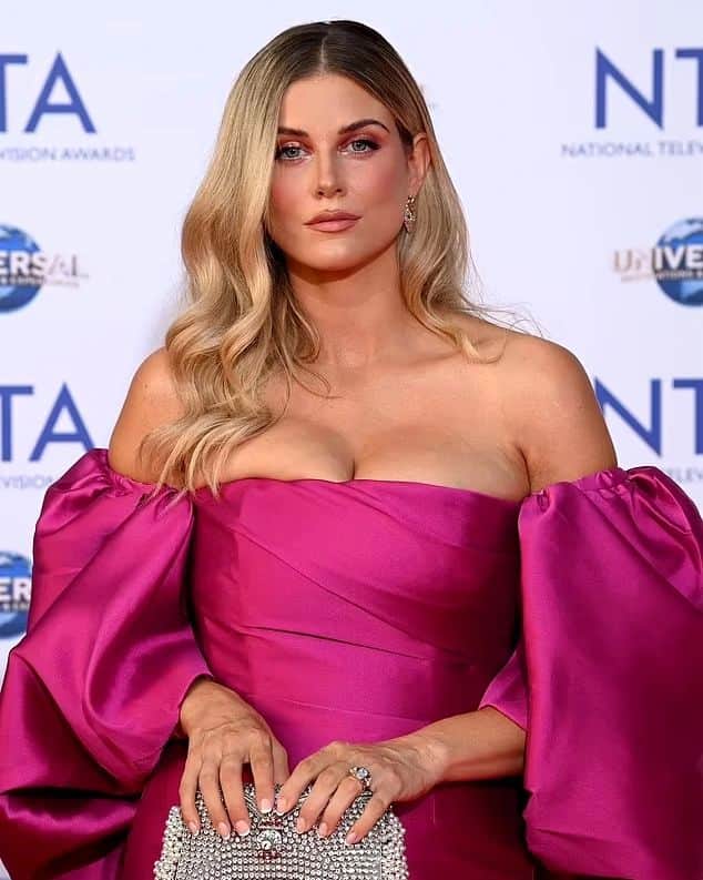 Ashley Jamesさんのインスタグラム写真 - (Ashley JamesInstagram)「Last night at the NTAs. 💓✨  I had the best time last night. It's always so amazing to go along to the awards - seeing everyone walk the red carpet, seeing all the outfits, seeing all my faves from the telly, and also thinking... One day that'll be me. 😆  Plus, it was sooo nice to get all dressed up and go have my first night out. Every year I bump into the best group of girls there!  The best thing is that whilst I was there, Ada was next door in the hotel. She doesn't suck from a bottle but she bites it now and she drank all her milk and ate all her carrots and she was fast asleep by the time I got back!  It always feels like such a huge moment, your first night out with the baby! With both I've sort of felt like a bit of a failure not being able to do it sooner - Alf was 9 months old at the NTAs when I did it with him, and Ada obviously 6 months. You see people around you having babies and then off out and you wonder why you can't do it yourself. But I guess that's the reality of Breastfeeding if they're not taking a bottle!  It's so nice to think that we can do it now! Although I don't like not seeing Alf or Ada at night. Maybe can put them to bed and then go off out.  I got in about 2am but couldn't wait to see Alf first thing this morning so I didn't get a lot of sleep. But so worth it. Thank you so much @secretspauk for hosting me - I always use them as a paying customer for my tan and nails.   Loved my outfit and the Barbie look last night. 💓 Dress @solacelondon  Heels @lkbennettlondon  Bag @mae_cassidy  Jewellery @heavenlylondon  Styling @tatiana_londonshopper  Hair @michaelgrayhair  Makeup @goddessbeautymakeup   Wonder where I'll be this time next year. 🙏💓✨」9月6日 21時15分 - ashleylouisejames