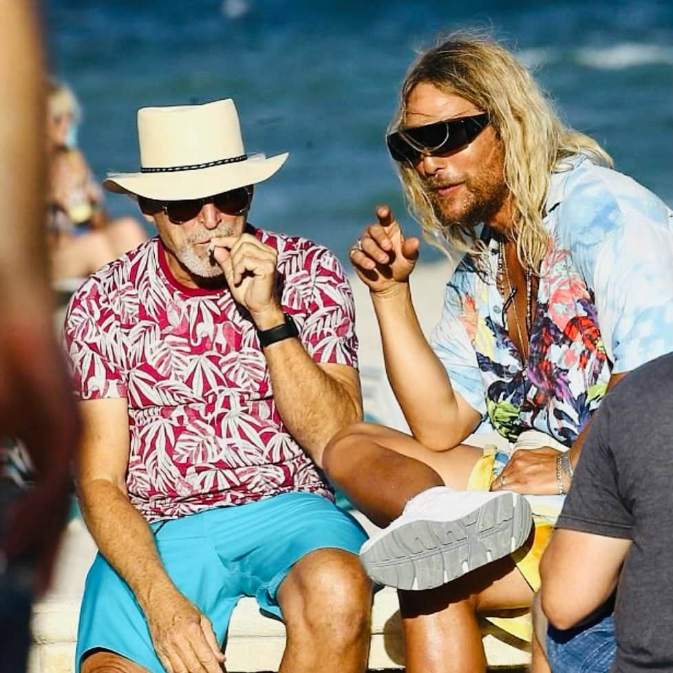 マシュー・マコノヒーのインスタグラム：「a livin legend has left us… with alot to learn about livin. Thanks Jimmy, just keep livin. #jimmybuffett #beachbum #Moondog」