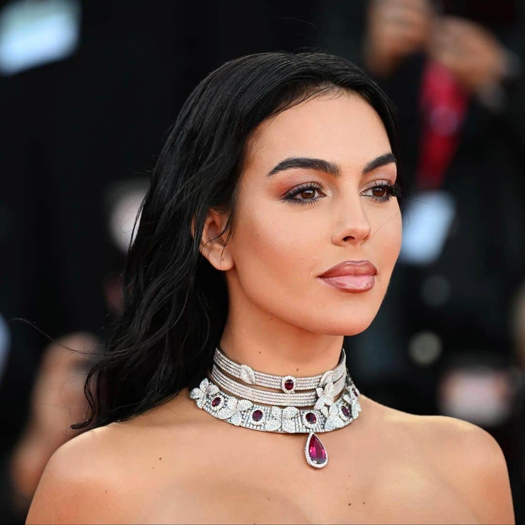 のインスタグラム：「Very excited to present my new collection @pasqualebruni at the 80th Venice film festival 🎞️❤️💎   Look de Maquillaje @lorealparis  Look de Pelo @ghdspain」