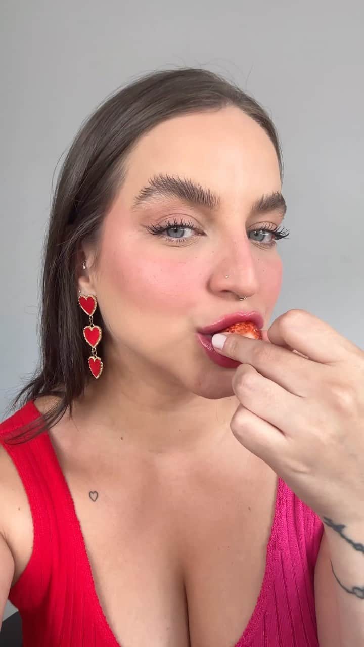 Bruna Unzuetaのインスタグラム：「E no Copia e cola de hoje trouxe essa tendência que é babado, a chamada “Make strawberry”, uma make bem leve, com o aspecto super natural e cheia de personalidade. E ai, curtiram? 😏🍓🍓」