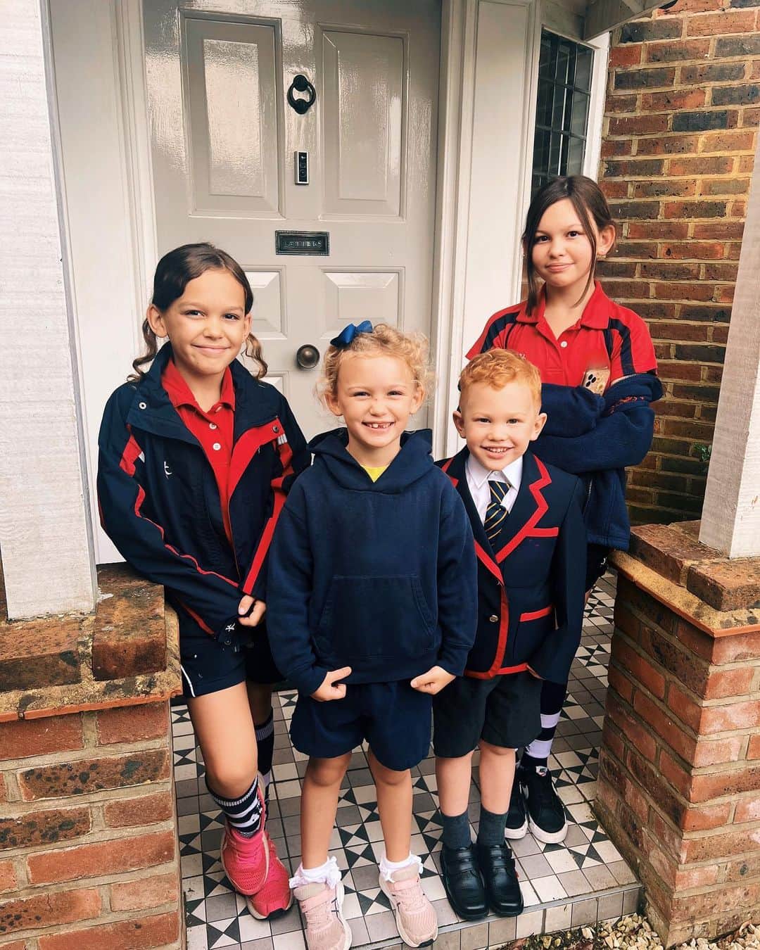 Anna Sacconeのインスタグラム：「First day of school 2023 🥹❤️🍎🏫🎒📓 Year 6, 5, 2 and 1 🥲 #proudmama #firstdayofschool #sacconejolys #momof4 #firstday #autumnterm」