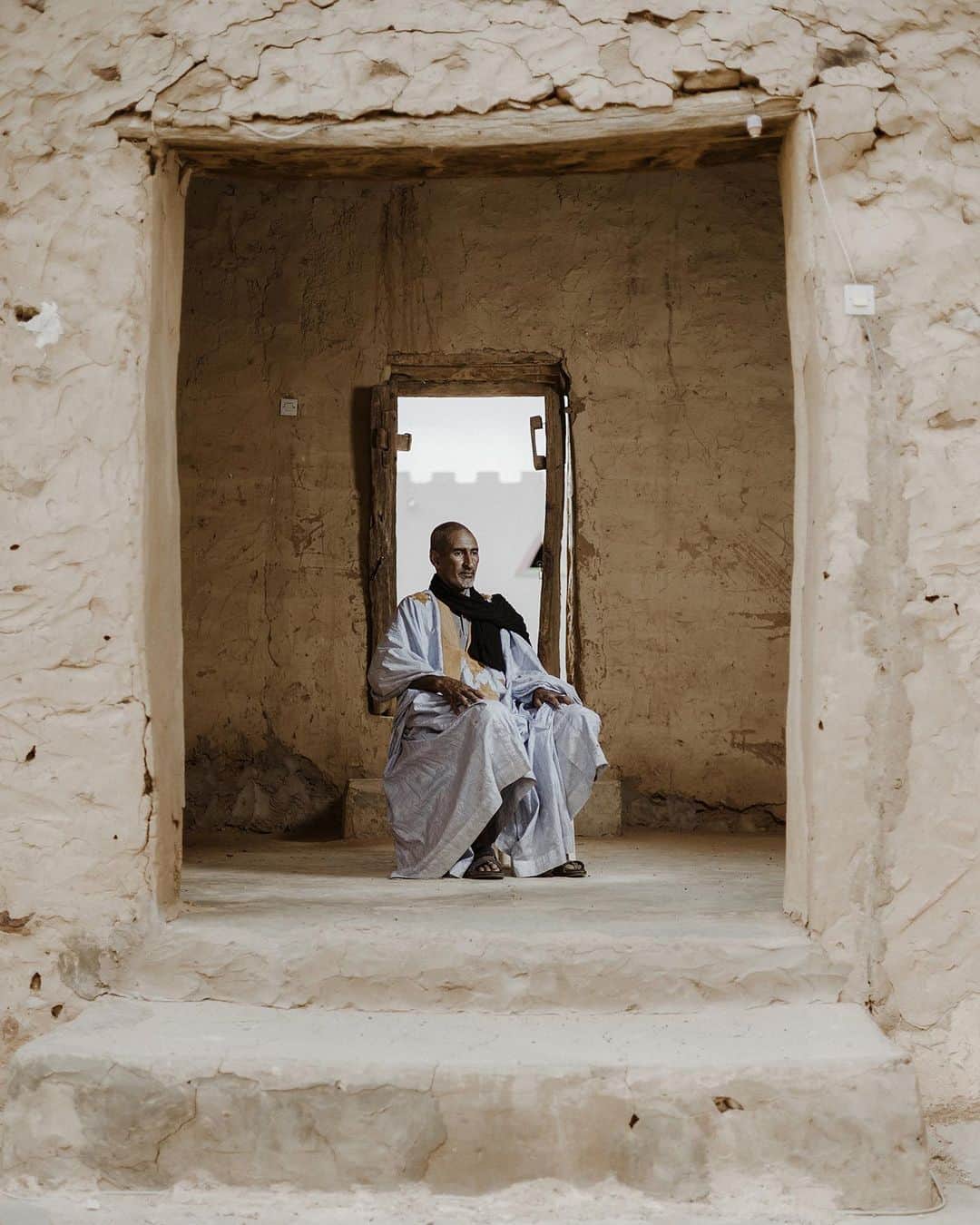 AFP通信さんのインスタグラム写真 - (AFP通信Instagram)「A photo essay on Mauritania by Marco Longari (@marcolongari), which shows the ways the society preserves its culture and adapts to modernity, will be shown at Campo Santo.   One of the stories included in this piece is of Abdullah Habbot (45). Here he is at his library, founded by his family over 200 years ago in Chinguetti, where 1400 privately owned manuscripts are preserved. Over 3000 manuscripts are present in several private libraries in the city.   © Marco Longari / AFP (@afpphoto). March 16, 2023.  #visapourlimage2023 #visapoirlimage #photojournalism #photojournalist #Mauritania #Chinguetti #photography #photographie #photojournalisme」9月6日 21時25分 - afpphoto