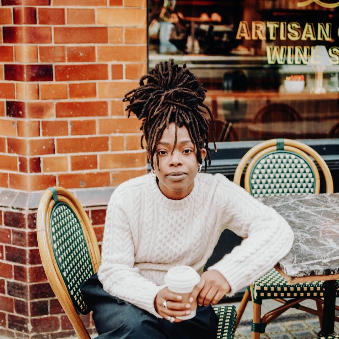 のインスタグラム：「Our Kindred Spirit series sees us collaborate with fellow creatives who share our passion for craftsmanship, heritage and community, including award-winning photographer @garconjon. He captured London-based stylist @ayishat_akanbi wearing our Cashmere Cable Jumper in Mayfair, London.⁣ ⁣ ⁣ ⁣ ⁣ ⁣ ⁣ ⁣ ⁣ #JohnstonsOfElgin #GarçonStyle #KindredSpirits」