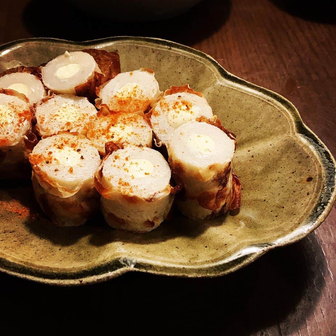 志摩有子さんのインスタグラム写真 - (志摩有子Instagram)「@yukoyamaguchi_ が教えてくれたおしゃれなチーちく。プロセスチーズではなくクリームチーズなのがミソ。塩分が控えめで滑らかで濃厚。APOC @okawamasako のクレオールスパイスミックスをふったら、ピリッと引き締まってさらにおしゃれに。  #チーちく #おしゃれなチーちく #簡単おつまみ @yomiyatakashi」9月6日 21時26分 - ariko418
