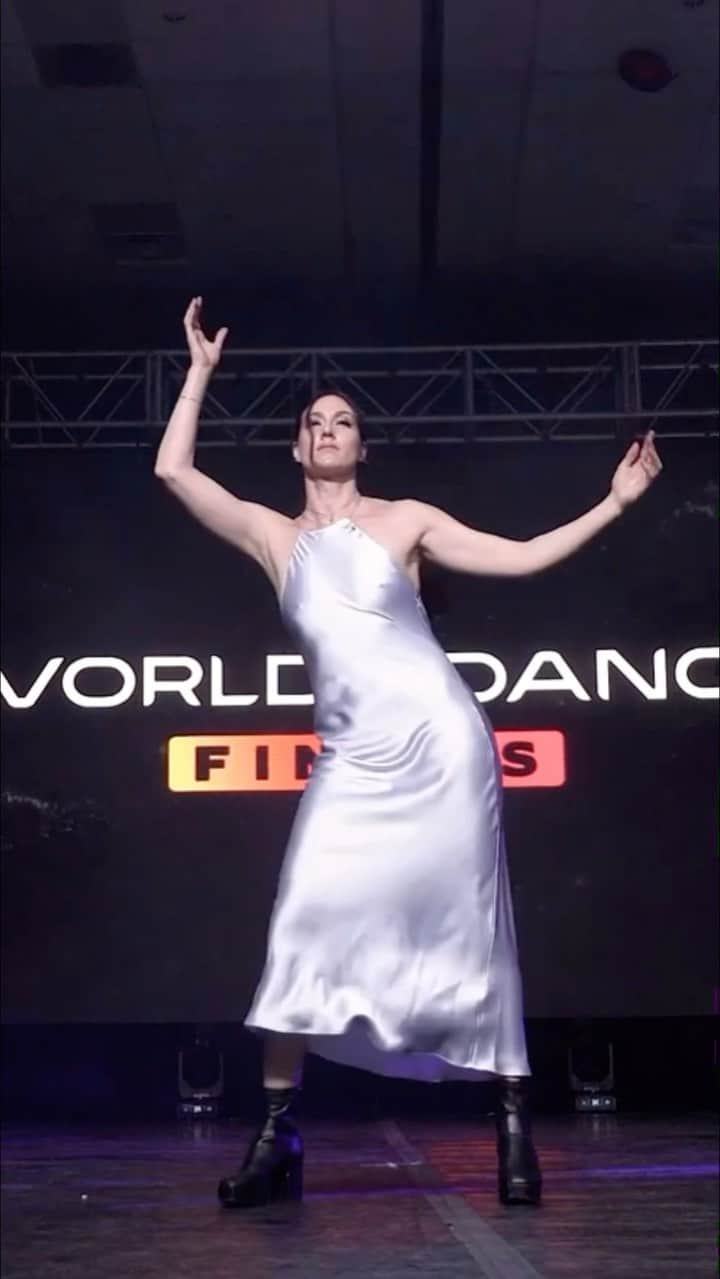 StreetArtGlobeのインスタグラム：「Rhythm is a Dancer performed by @mariepoppinsdancer 💃✨💫」