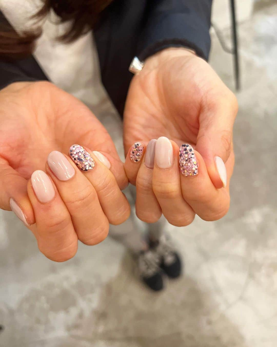 Kana Kobayashiのインスタグラム：「#hologram #nail #シンプルネイル #ネイルアート #ネイルデザイン #ネイル #ホログラム」