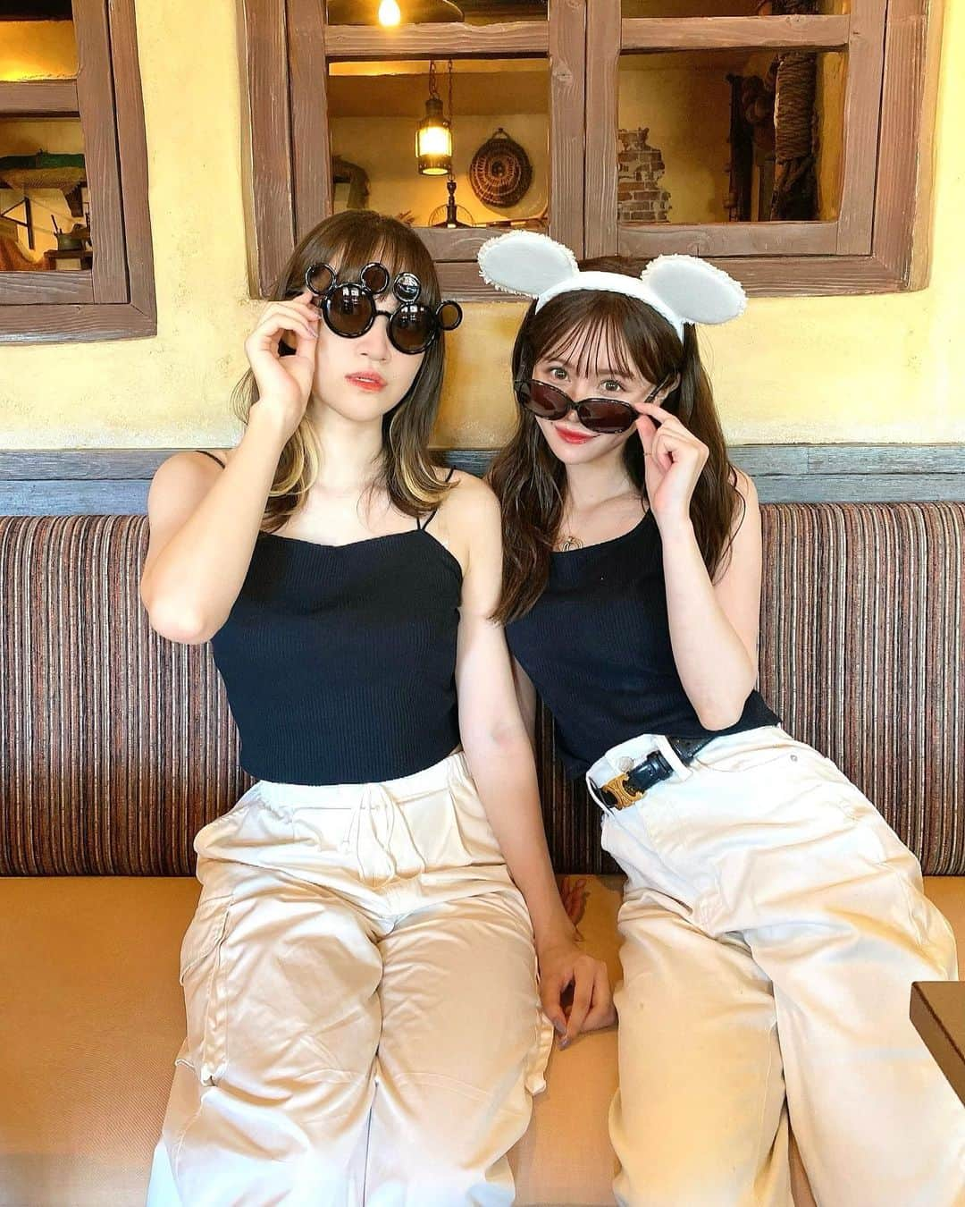 込山榛香のインスタグラム：「偶然双子コーデみたいになりました🫶🕶️ ⁡ ⁡ ⁡ ⁡ #ディズニーシー #ディズニーコーデ #ミッキーコーデ」