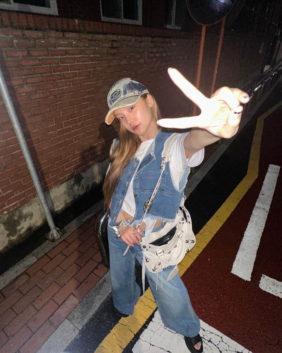 ITZYさんのインスタグラム写真 - (ITZYInstagram)「Off day with RJ🩵」9月6日 21時20分 - itzy.all.in.us