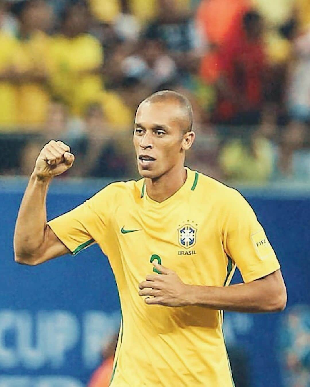 ミランダのインスタグラム：「Sete anos de um dia inesquecível, quando marquei meu primeiro gol com a camisa mais importante do futebol mundial @cbf_futebol .Uma das minhas melhores lembranças. Jogo de Eliminatórias, um time cheio de craques e torcida brasileira na arquibancada 🇧🇷」