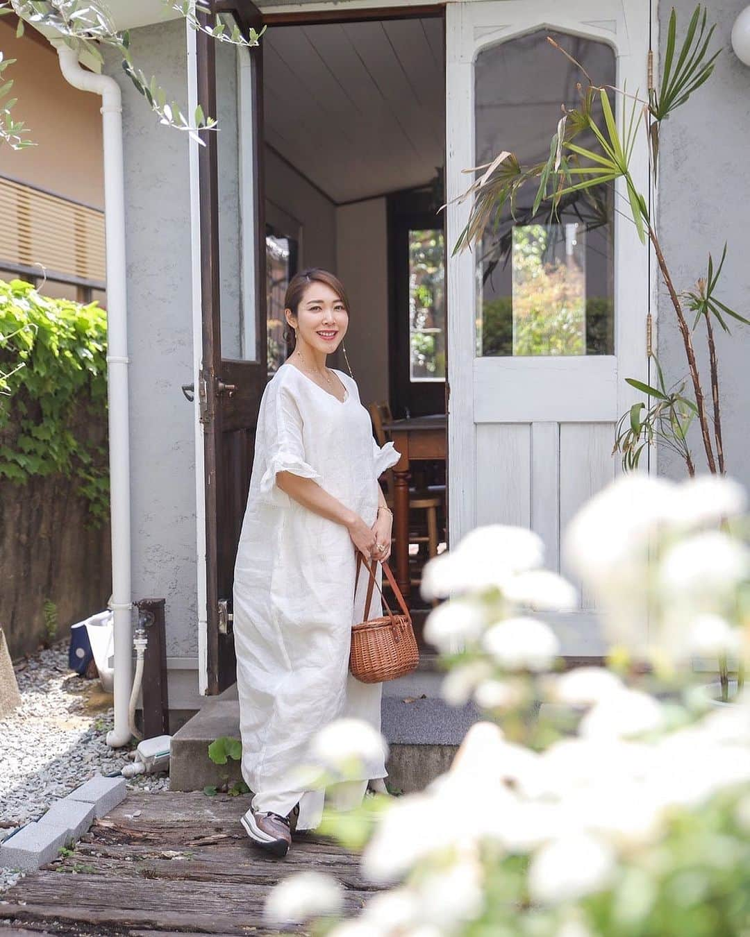 長谷川朋美さんのインスタグラム写真 - (長谷川朋美Instagram)「マロンが天国に旅立ってから、私の中で大きな変革があった。  昨年16歳3ヶ月で先に天国に行ったプリンと 先月16歳10ヶ月で天国に旅立ったマロン。  約17年という長い年月を共にした 子供のような存在の2匹がいなくなったことは 私の人生という舞台の ある幕が降りたようなもの。  守るべき存在がいなくなったような喪失感と共に 守るべき対象が目の前だけでなく、 社会や地球のような規模に変わったのを感じる。  今プリンもマロンもとても身軽に 自由になって至福を味わっている。  私が望めばいつでも近くにいてくれて、 いつでもサポートしてくれる。  そして彼女たちは私の活動を （昔からだけど）  応援してくれているし、 誇りに思ってくれていることを確信している😌  これは亡くなった旦那さんや 私のご先祖さまも然りですが、  色んな魂がサポートしてくれてるのを感じます✨  だから、私はエネルギッシュに 人生を前に進んでいけるし、 活動の原動力になっています。  マロンが天国に旅立ってから 急にスイッチが入り 忙しい日々になっていますが、  それはマロンの後押しもあるのかなと。  人生がここからまた 展開していく予感も感じています。  歳を重ねるごとにシンプルに生きたいなぁ。  人生では色々試される機会も多いですが ひとつひとつに意味を見出し 丁寧に自分と向き合っていきたい♡  ・ 【今後のイベント/セミナースケジュール】  ※申し込みは、プロフィールリンクより   9月11日（月曜）13時〜15時50分 カンタ！ティモール自主上映会in葉山 https://www.reservestock.jp/events/841962   9月11日（月曜）17-18時 クリスタルサウンドヒーリングin葉山森戸海岸 ※満席   9月14日（木曜）〜16日 （土曜）2泊3日 タイムマネジメント合宿in茨城県 天馬夢 https://www.reservestock.jp/events/OWZiNDE1MmRlZ ※キャンセル待ち   9月22日（金曜）12-13時 定例サロン手帳セミナー 「月間ビジョンリスト/年間ビジョンリスト」 ※サロンメンバー限定   9月26日（火曜）14-15時半 KEIKOさんとピリオド9 Zoomセミナー   9月29日（金曜）13-15時 渋谷ヒカリエ⚪︎⚪︎書店イベント ※新刊&手帳の販売/堀越けいにんさんとプチトーク   9月30日（土曜）12:30-16:20 憲法セミナーin葉山 https://sazane.hp.peraichi.com/   10月7日（土曜）12:30-14:30 宮崎県青島にてランチオフ会   10月13日（金曜）18時半-20時 大阪TSUTAYAにてトークショー＆サイン会   10月15日（日曜）14-17時 エシカル読書会in ELENA's Office ※サロンメンバー限定   10月15日（日曜）18-19時 新月のクリスタルボウルメディテーション会 in葉山eat yoga studio   10月16日（月曜）10-12時 2023年を完了するためのオンライン　 手帳セミナー※アーカイブ配信あり   10月20日（金曜）12-13時 定例サロン手帳セミナー 「マンスリーページ/ウィークリーページ」 ※サロンメンバー限定   10月25日（水曜）12-14時 ハワイにてランチオフ会   11月12日（日曜）16-18時 2024年版手帳セミナーin六本木DMM   11月21日（火曜） お金とグローバル教育をテーマとした トークセミナー＆ランチin西麻布   11月24日（金曜）10時半-12時半 金沢セミナー   12月17日（日曜）11-13時半 CREATIVE LIFE オンラインサロンフェスin六本木DMM   12月20日（水曜）10-11時半 KEIKOさんと2024年開運Zoomセミナー   2024年2月20〜24日　 スリランカリトリートツアー   #プリンとマロン #旅立ち #createyourlife」9月6日 21時21分 - hasegawa.elena.tomomi