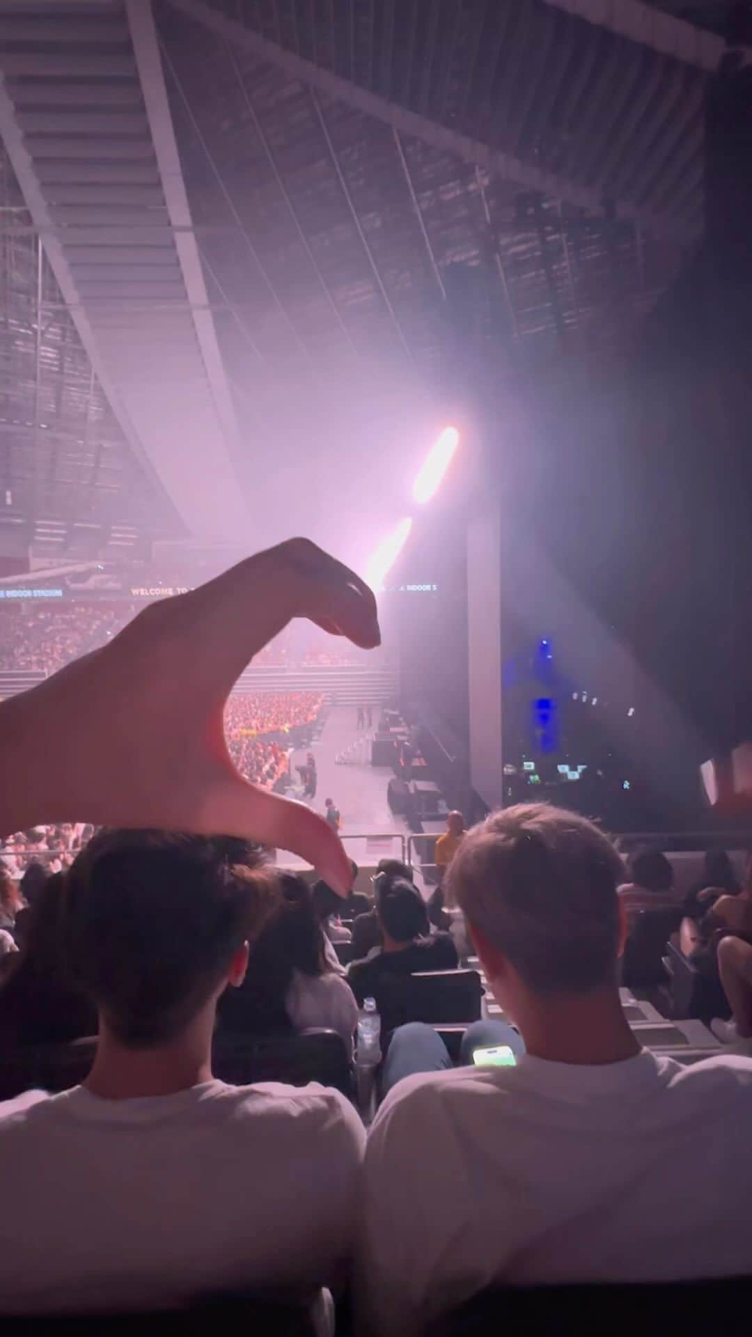 ソニアのインスタグラム：「THE NIGHT WE FELL IN LAUV   @lauvsongs @universalmusg」