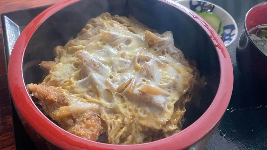 じろうのインスタグラム：「かつ丼(小)は動画で。 はいど〜ぞ。」