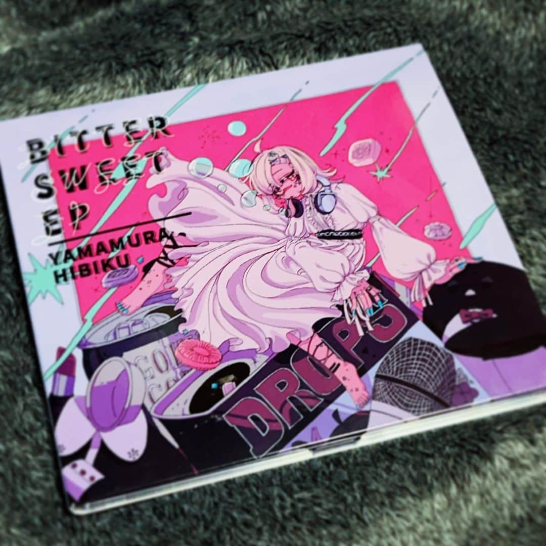 朝日奈丸佳のインスタグラム：「『 BitterSweet EP /山村響 』 本日全国のCDショップにて発売です！ 私もゲストボーカルにて参加させて頂きました。  どの曲もめちゃくちゃ良くてですね！ 私は特にBitterSweetDropsが好きです。 ライブでも聴けるのかな、楽しみだな、裏で泣いてしまいそうです…  LIVE情報はこちら！  『Bitter Sweet Night』 ⏰10/15(Sun)18:00〜  🎪代官山SPACE ODD  私もゲストで伺います。素晴らしい曲ばかりなので、ぜひ生で味わって欲しいです。🍬🍬🍬   #山村響  #朝日奈丸佳  #代官山spaceodd」