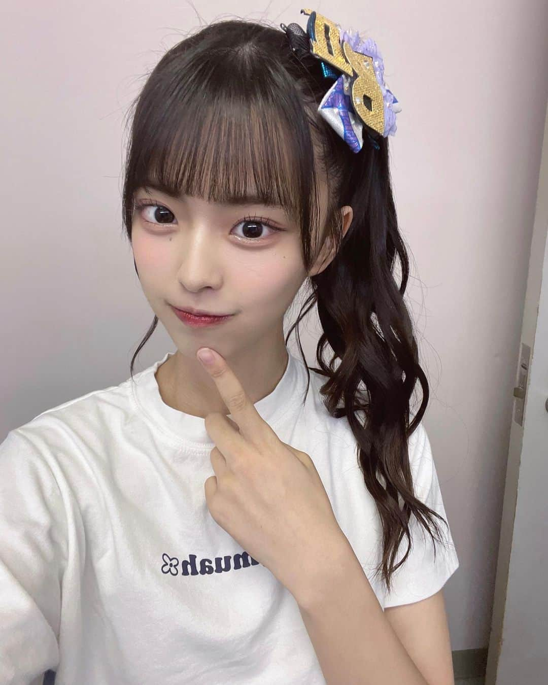 桜田彩叶のインスタグラム：「髪型違う投稿2日目！！ 今日は #サイドポニー ！ アップヘア盛れるから好き 🫶🏻💖  #アイドルヘア  #アップヘア  #ヘアアレンジ  #NMB48 #muahmuah」